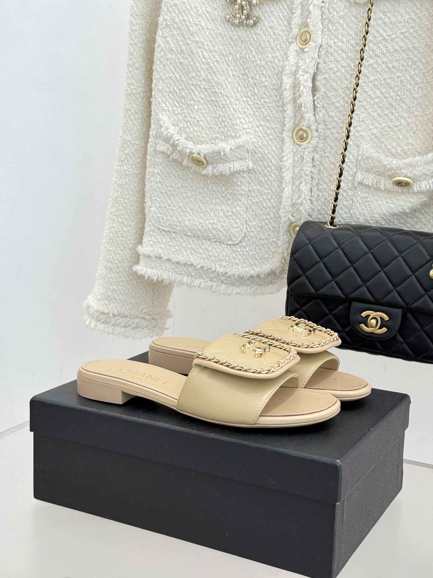 CHANE*｜小香经典春夏翻盖双C书包扣拖鞋经典永不过时 简约大气标志性翻盖双C书包扣搭配链条设计～显瘦