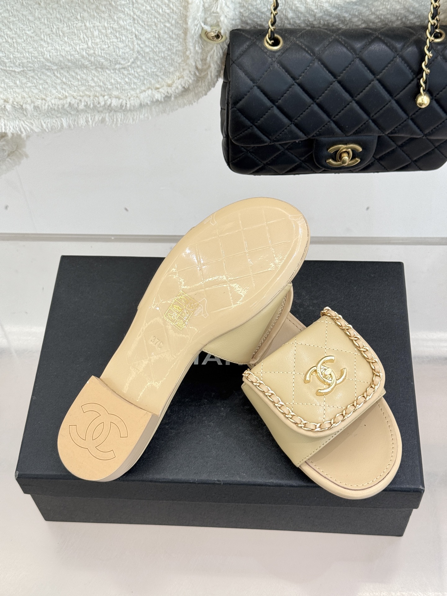 CHANE*｜小香经典春夏翻盖双C书包扣拖鞋经典永不过时 简约大气标志性翻盖双C书包扣搭配链条设计～显瘦