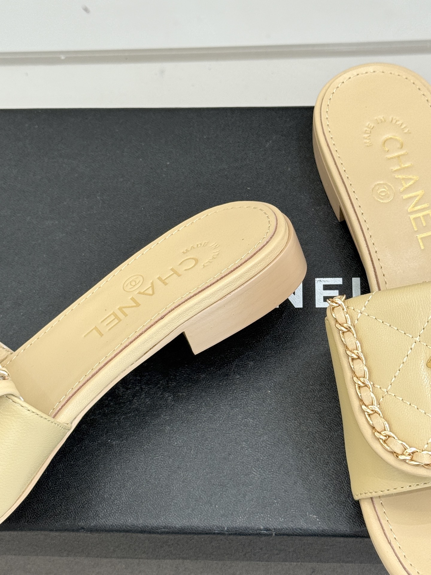 CHANE*｜小香经典春夏翻盖双C书包扣拖鞋经典永不过时 简约大气标志性翻盖双C书包扣搭配链条设计～显瘦