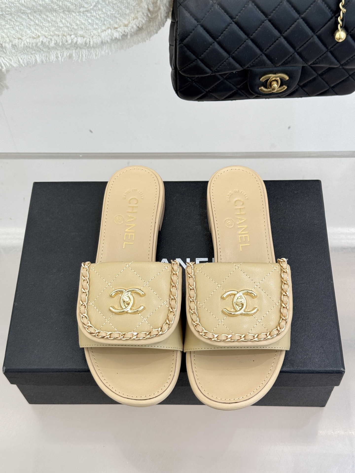 CHANE*｜小香经典春夏翻盖双C书包扣拖鞋经典永不过时 简约大气标志性翻盖双C书包扣搭配链条设计～显瘦