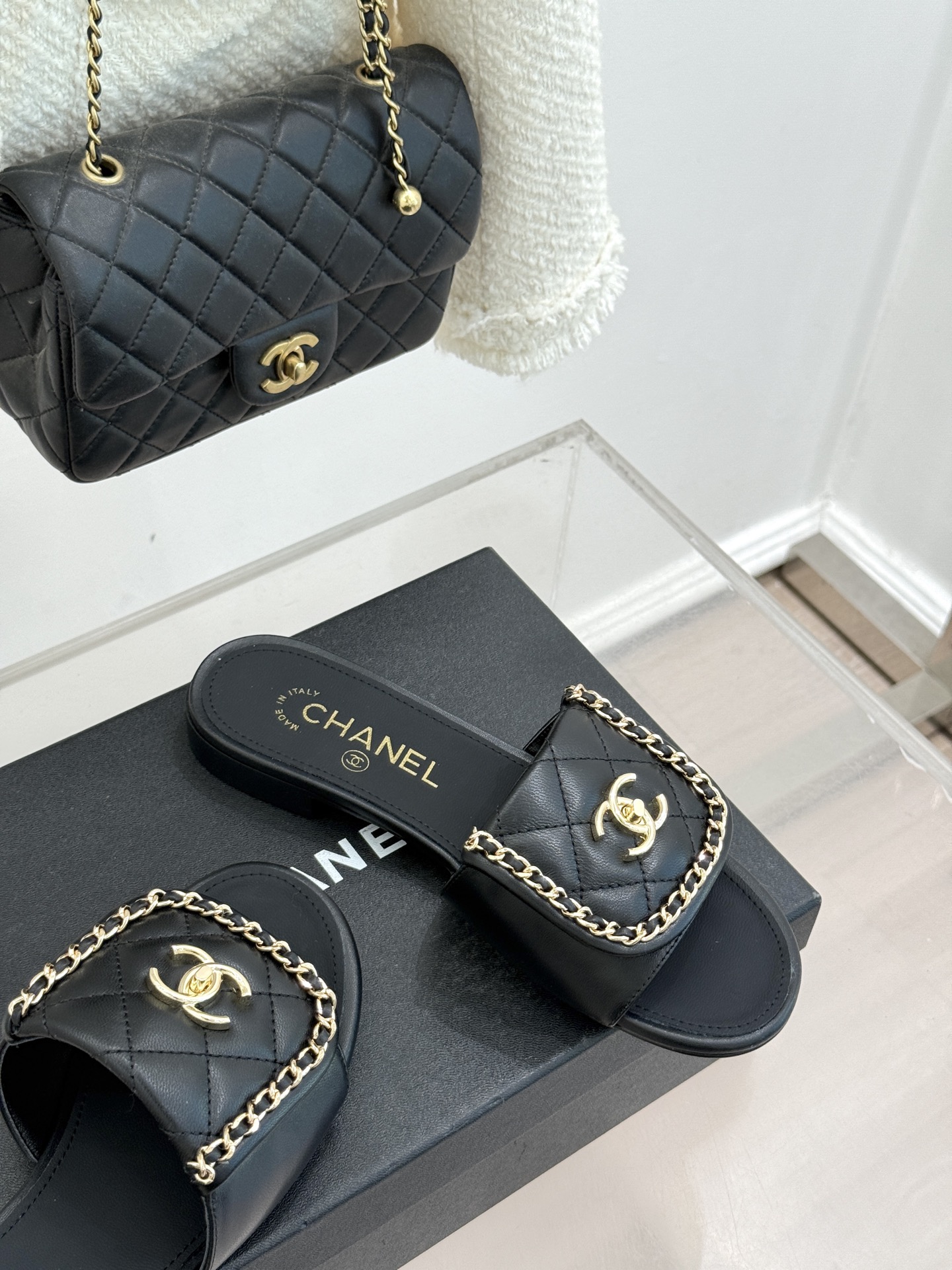 CHANE*｜小香经典春夏翻盖双C书包扣拖鞋经典永不过时 简约大气标志性翻盖双C书包扣搭配链条设计～显瘦