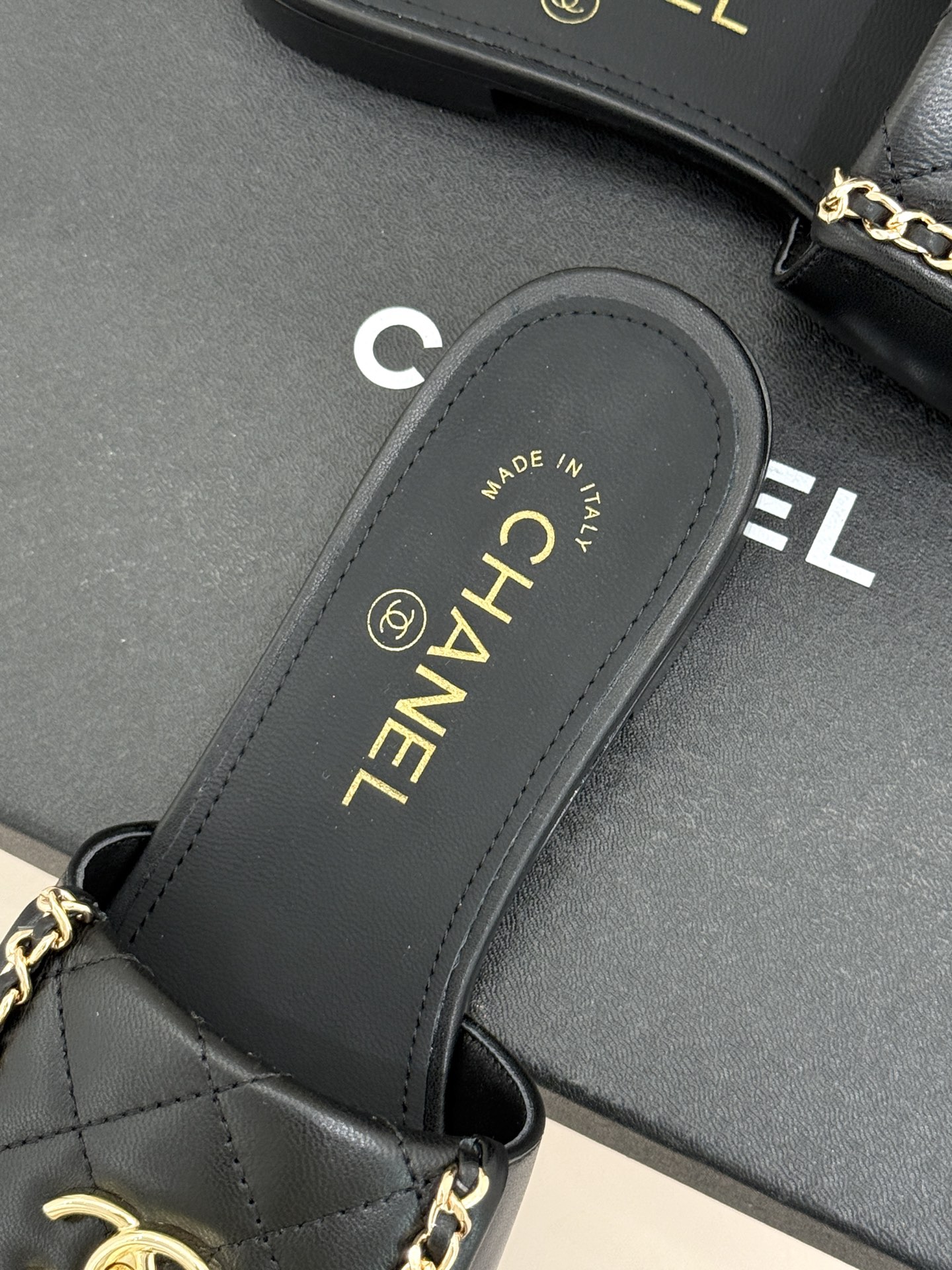 CHANE*｜小香经典春夏翻盖双C书包扣拖鞋经典永不过时 简约大气标志性翻盖双C书包扣搭配链条设计～显瘦