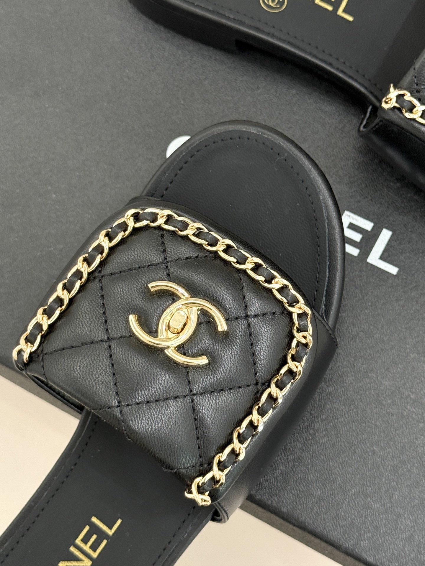 CHANE*｜小香经典春夏翻盖双C书包扣拖鞋经典永不过时 简约大气标志性翻盖双C书包扣搭配链条设计～显瘦