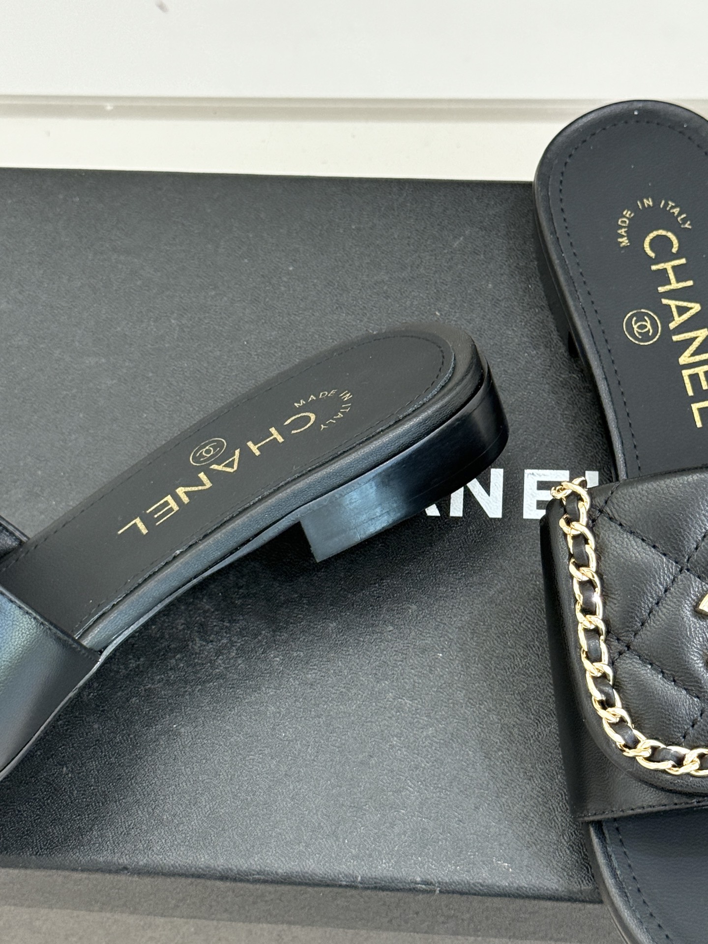 CHANE*｜小香经典春夏翻盖双C书包扣拖鞋经典永不过时 简约大气标志性翻盖双C书包扣搭配链条设计～显瘦