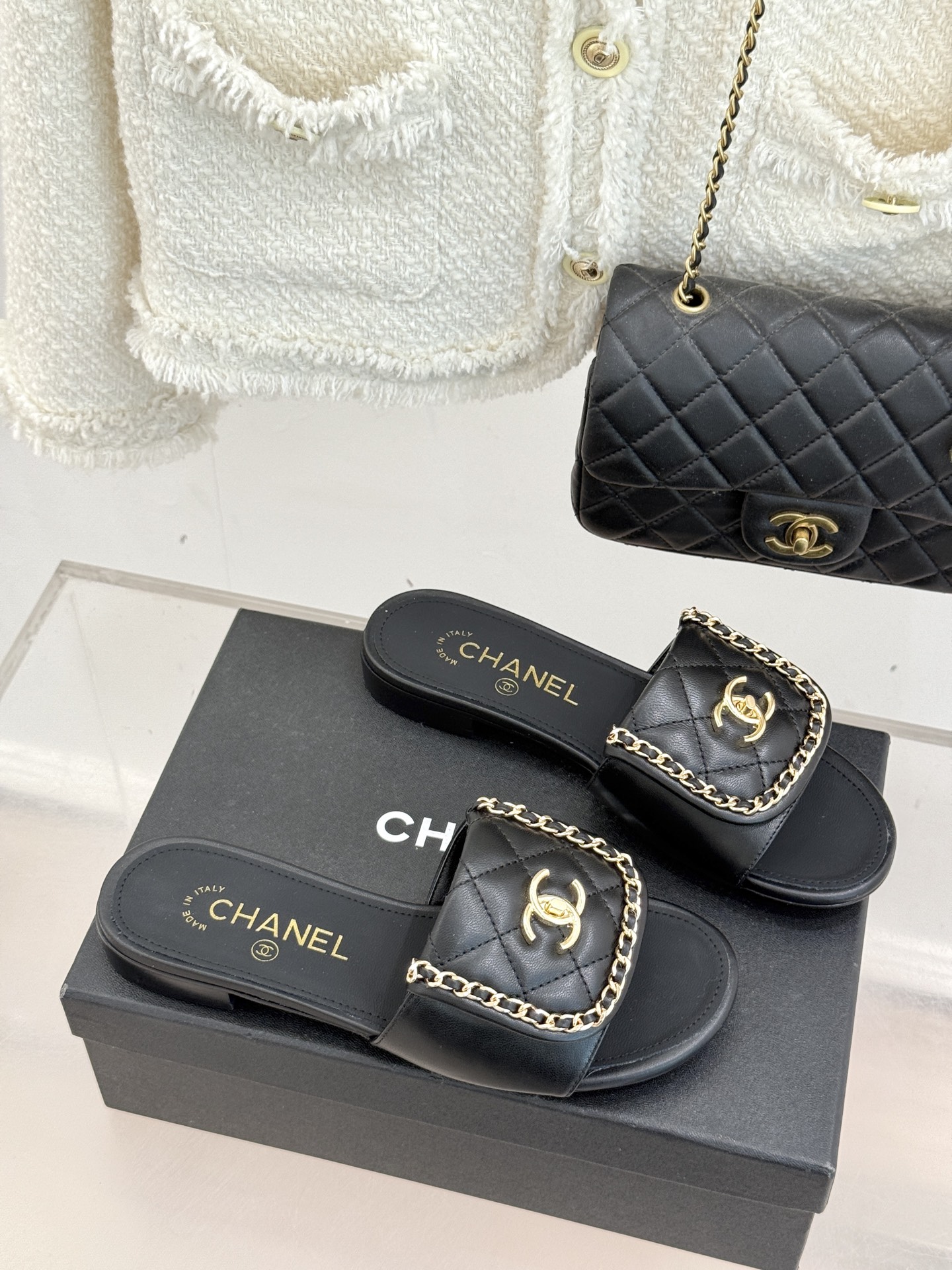 CHANE*｜小香经典春夏翻盖双C书包扣拖鞋经典永不过时 简约大气标志性翻盖双C书包扣搭配链条设计～显瘦