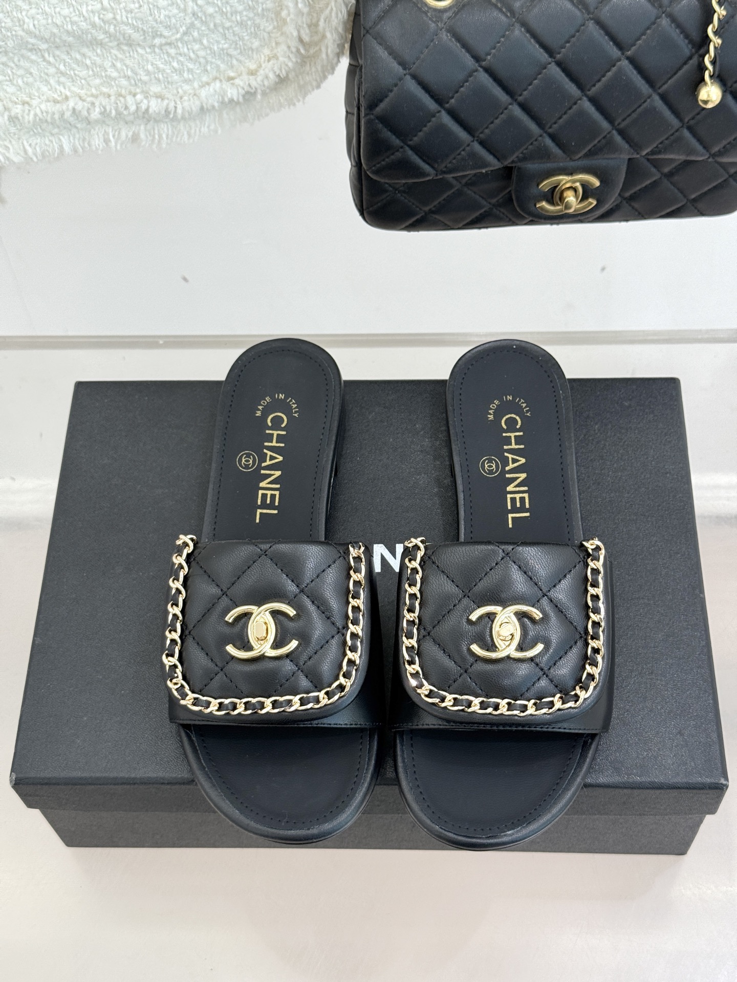 CHANE*｜小香经典春夏翻盖双C书包扣拖鞋经典永不过时 简约大气标志性翻盖双C书包扣搭配链条设计～显瘦