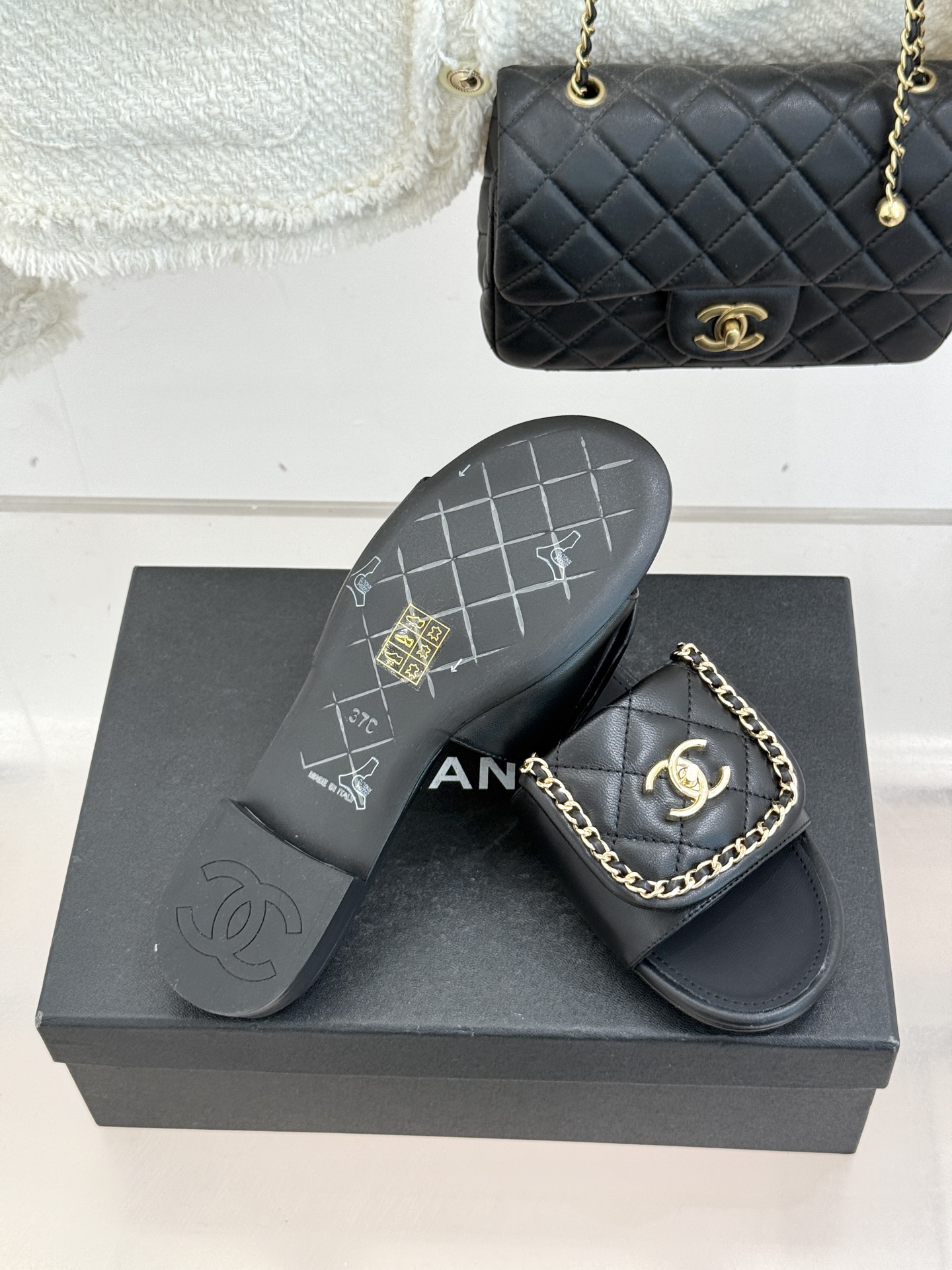 CHANE*｜小香经典春夏翻盖双C书包扣拖鞋经典永不过时 简约大气标志性翻盖双C书包扣搭配链条设计～显瘦