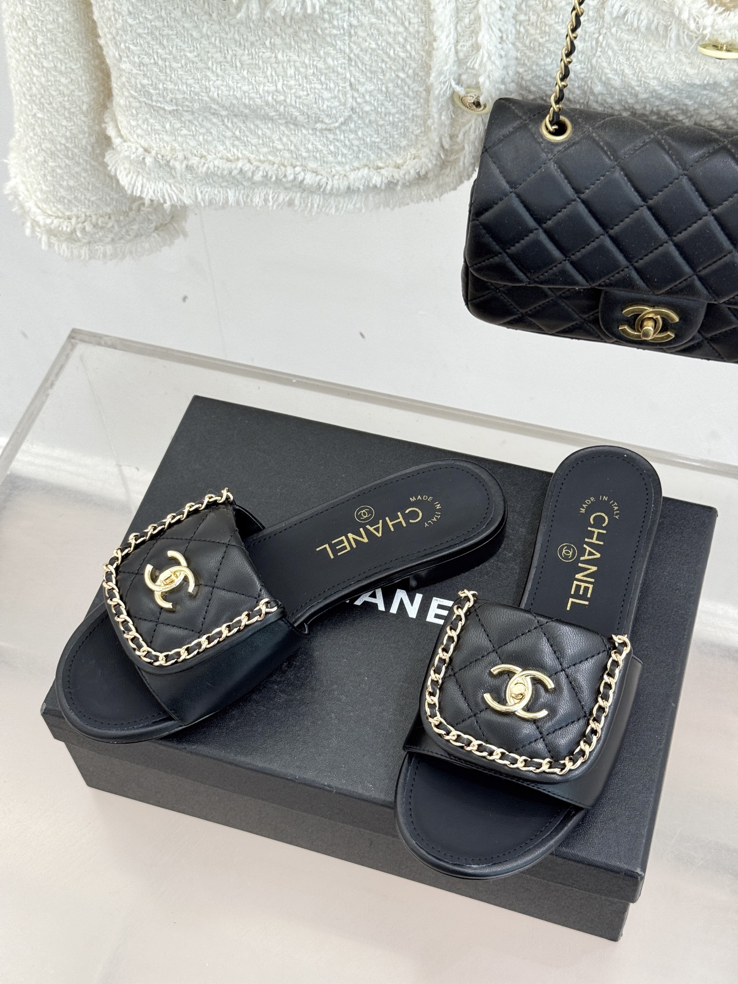 CHANE*｜小香经典春夏翻盖双C书包扣拖鞋经典永不过时 简约大气标志性翻盖双C书包扣搭配链条设计～显瘦