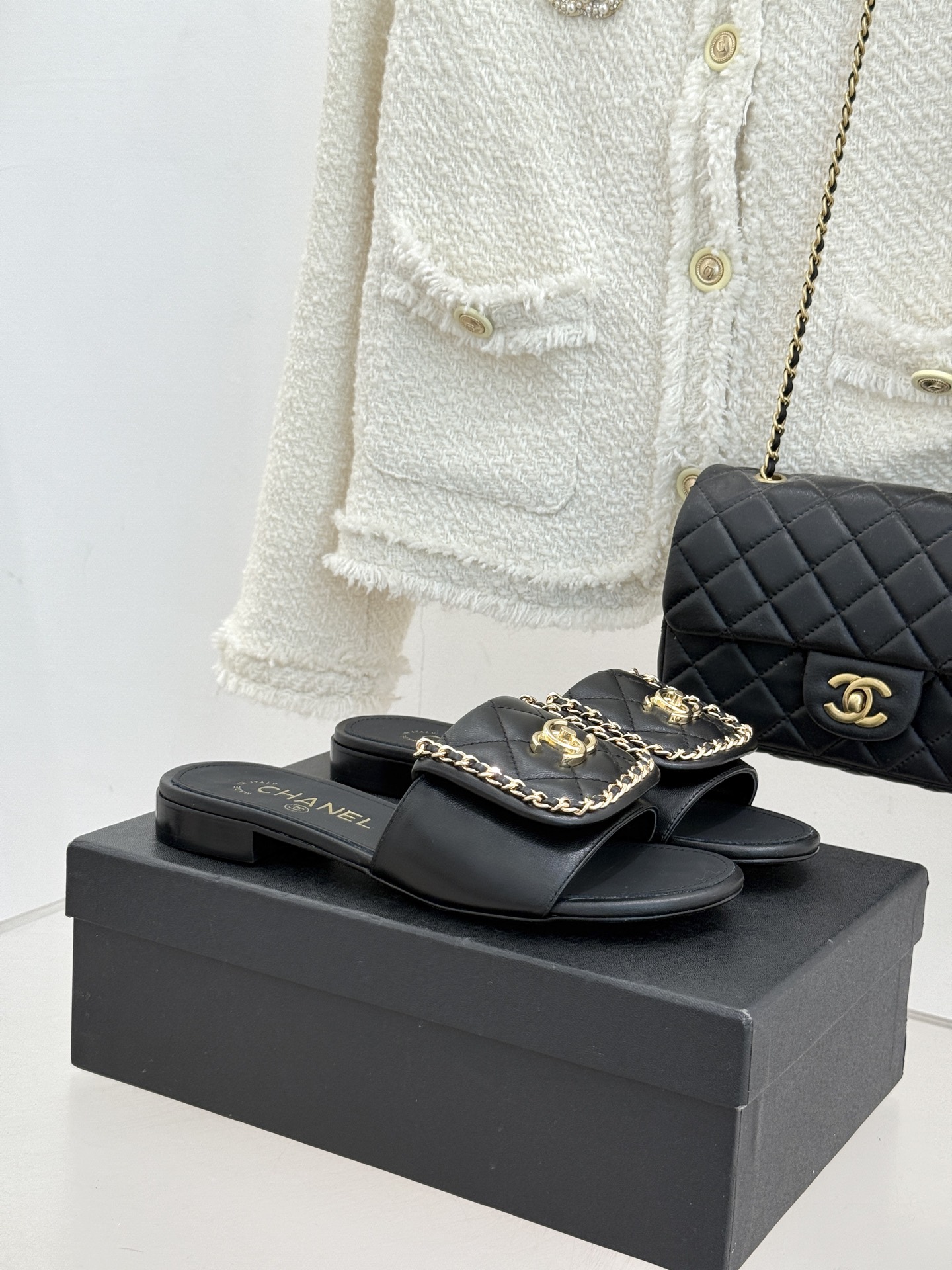 NO:706504,CHANE*｜Xiaoxiang’s classic spring and summer flip flop double C schoolbag buckle slippers, classic and timeless, simple and elegant, iconic flip double C schoolbag buckle with chain design ~ slim and versatile ~ very comfortable on the feet!  A hot product that highlights elegance, the small fragrance powder is a must-have!  The upper is made of original customized material, the inner pads are all made of sheepskin, the genuine leather outsole imported from Italy size 35-39 (customized 40/41), slippers, chanel, slippers, sheepskin, Leather soles19860909CHANE*｜小香经典春夏翻盖 双C书包扣拖鞋 经典永不过时 简约大气 标志性翻盖双C书包扣搭配链条设计～ 显瘦百搭～脚感非常舒适！ 凸显优雅的爆品 小香粉必入！ 鞋面采用原版定制材质 内里垫脚均为羊皮材质 意大利进口真皮大底 size35-39（40/41定制）,拖鞋,chanel,slippers,sheepskin,Leather soles,Women's Shoes