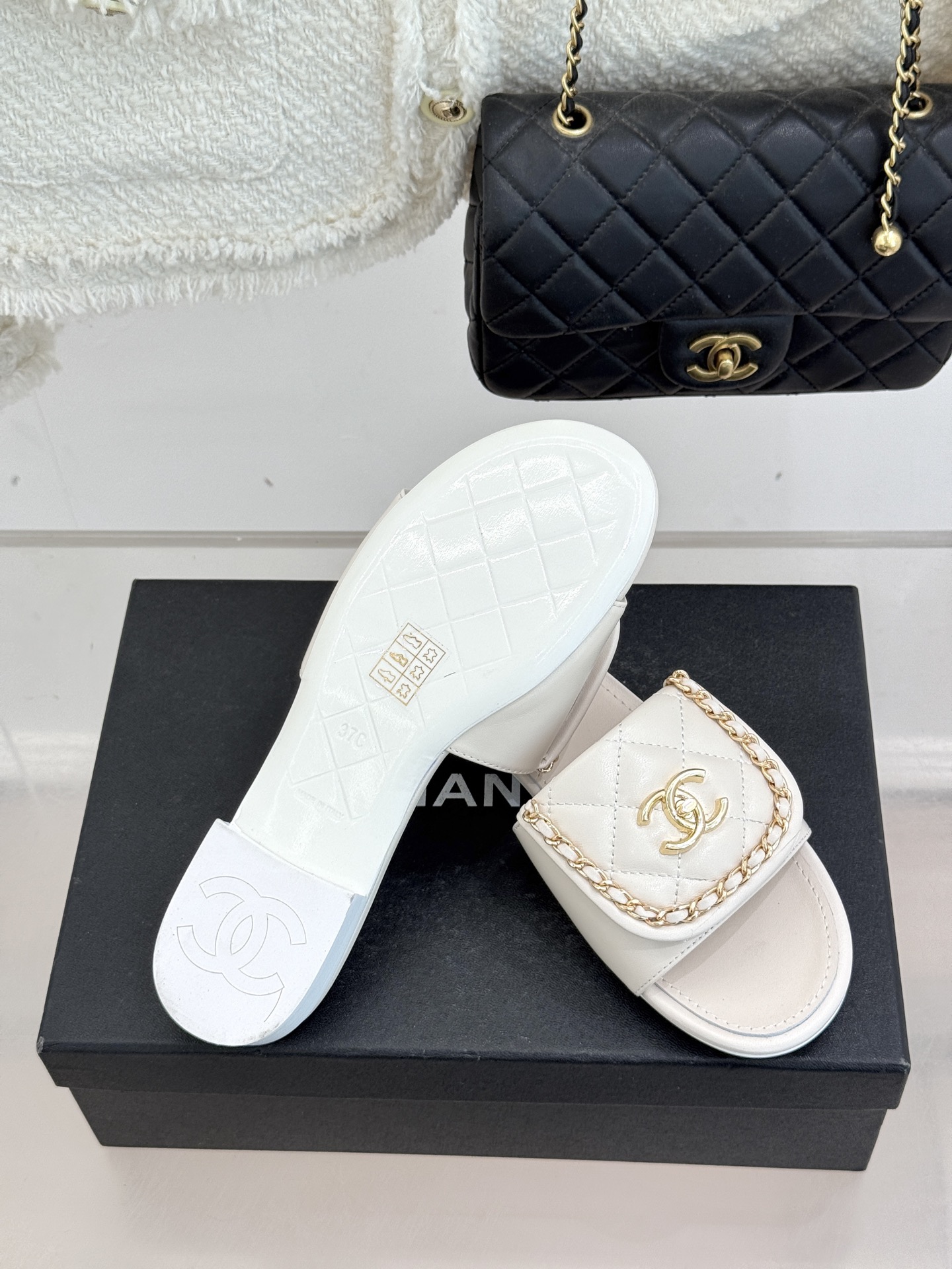 CHANE*｜小香经典春夏翻盖双C书包扣拖鞋经典永不过时 简约大气标志性翻盖双C书包扣搭配链条设计～显瘦