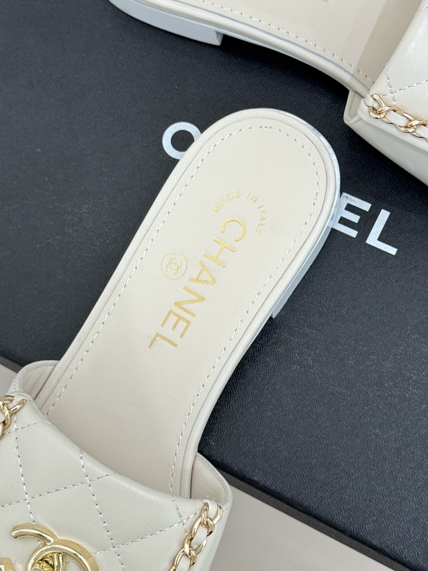 CHANE*｜小香经典春夏翻盖双C书包扣拖鞋经典永不过时 简约大气标志性翻盖双C书包扣搭配链条设计～显瘦