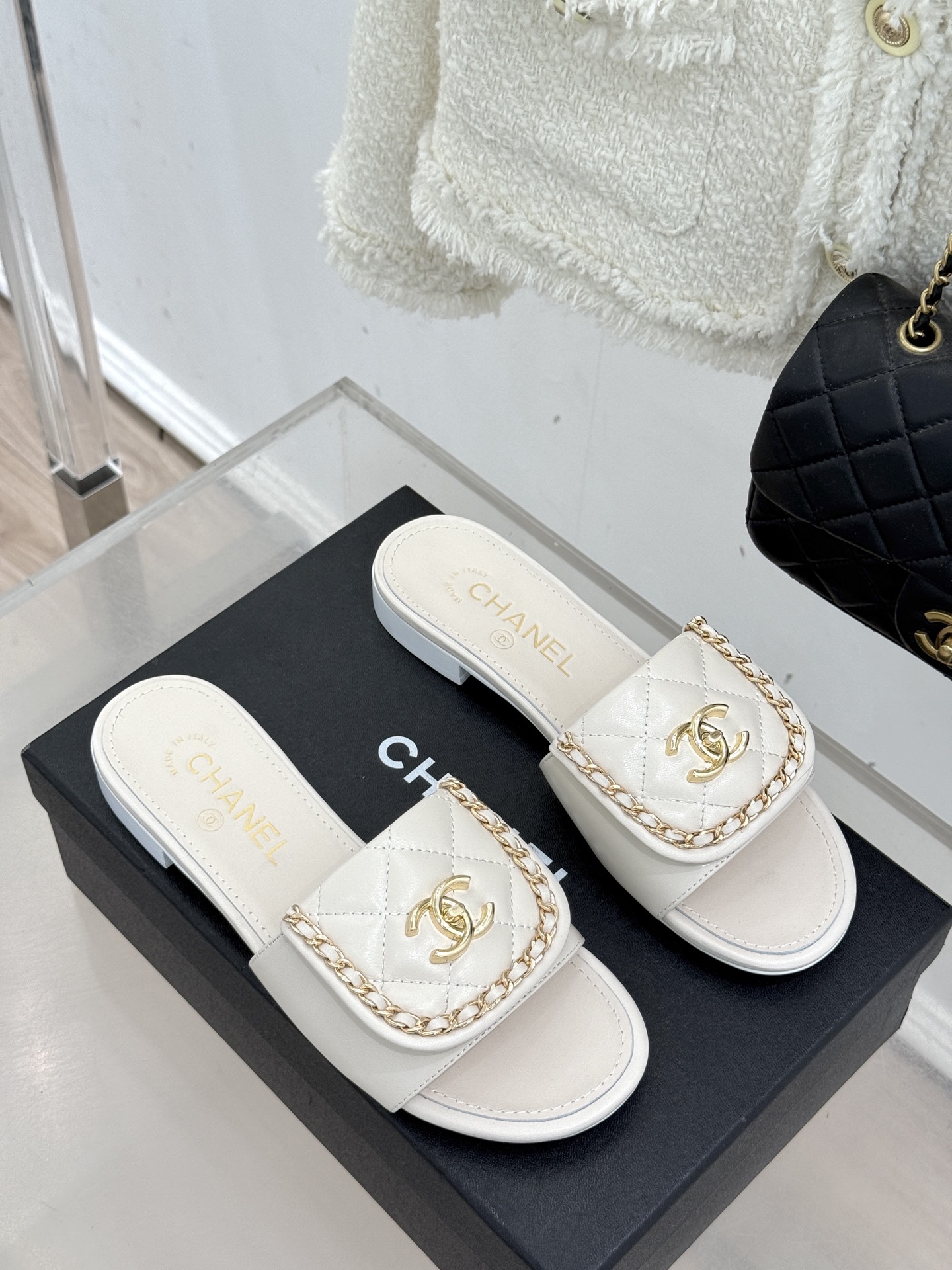 CHANE*｜小香经典春夏翻盖双C书包扣拖鞋经典永不过时 简约大气标志性翻盖双C书包扣搭配链条设计～显瘦