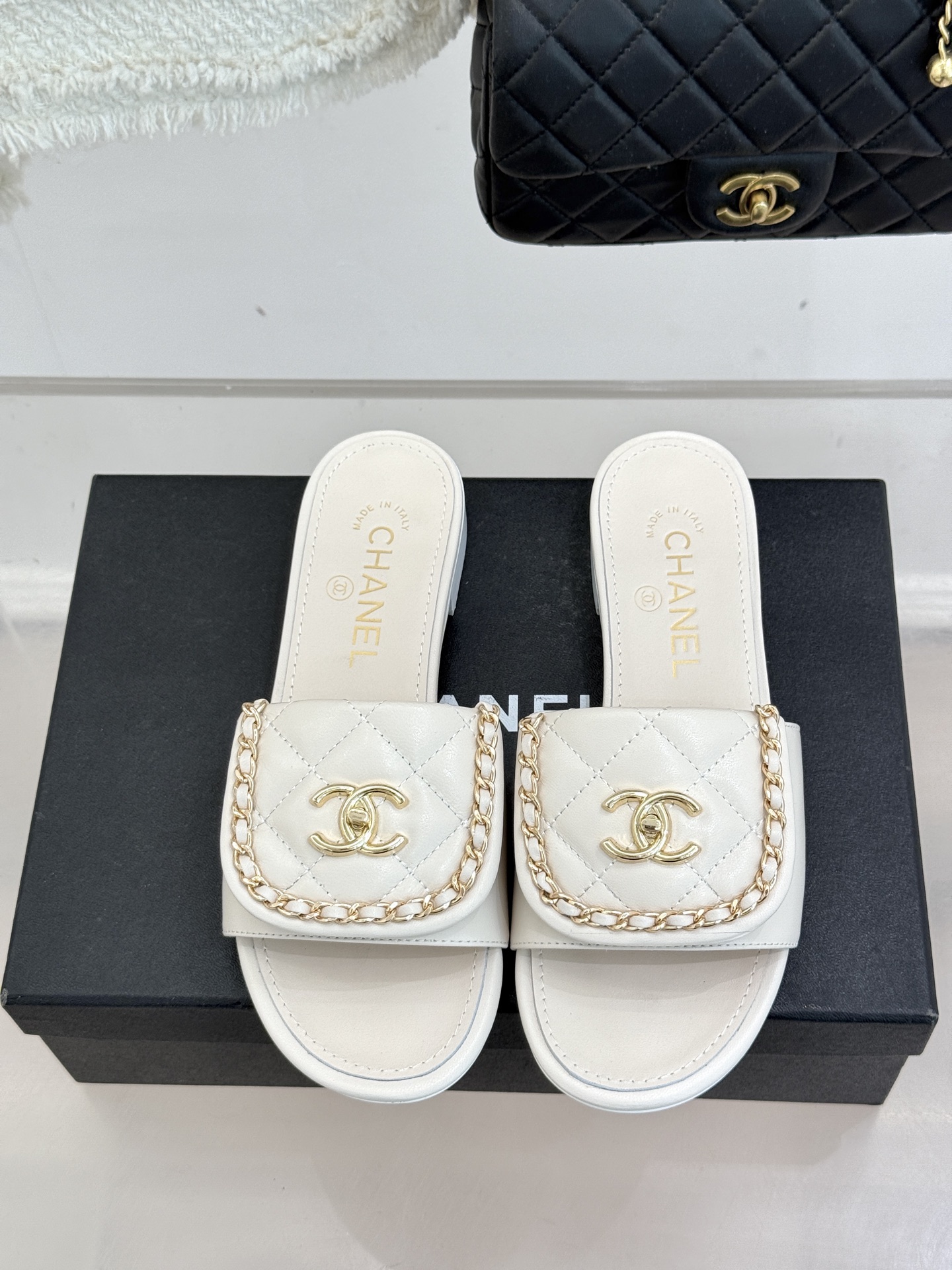 CHANE*｜小香经典春夏翻盖双C书包扣拖鞋经典永不过时 简约大气标志性翻盖双C书包扣搭配链条设计～显瘦