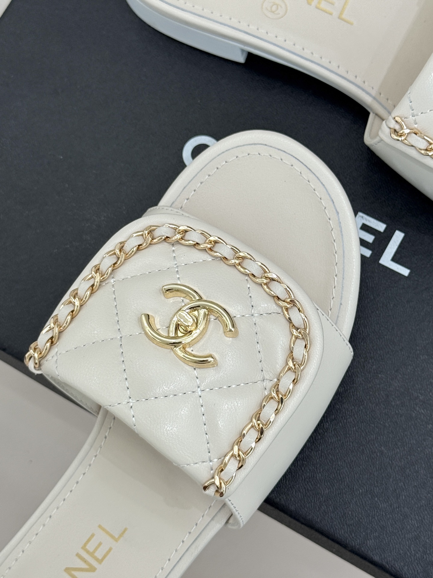 CHANE*｜小香经典春夏翻盖双C书包扣拖鞋经典永不过时 简约大气标志性翻盖双C书包扣搭配链条设计～显瘦