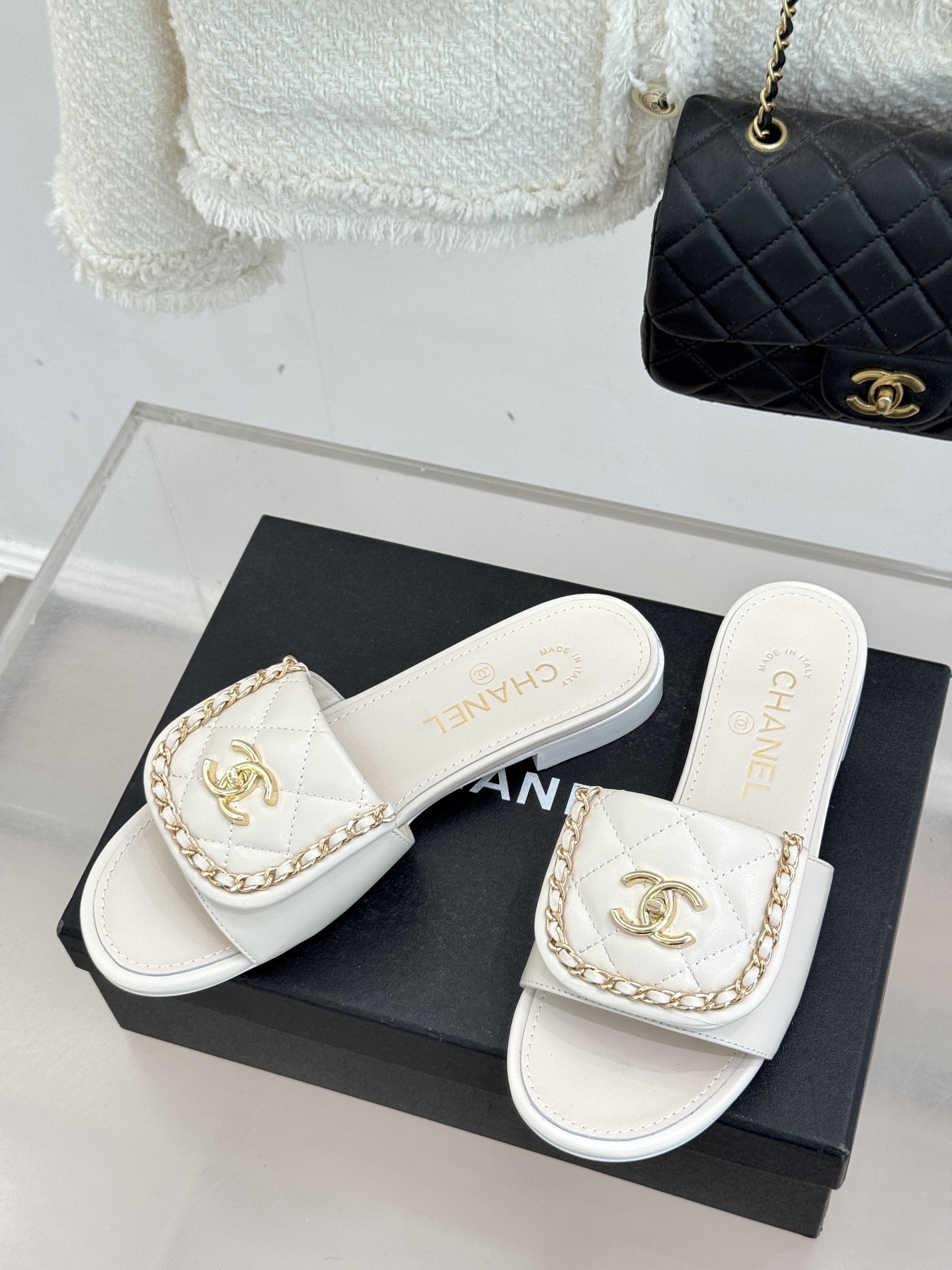 CHANE*｜小香经典春夏翻盖双C书包扣拖鞋经典永不过时 简约大气标志性翻盖双C书包扣搭配链条设计～显瘦