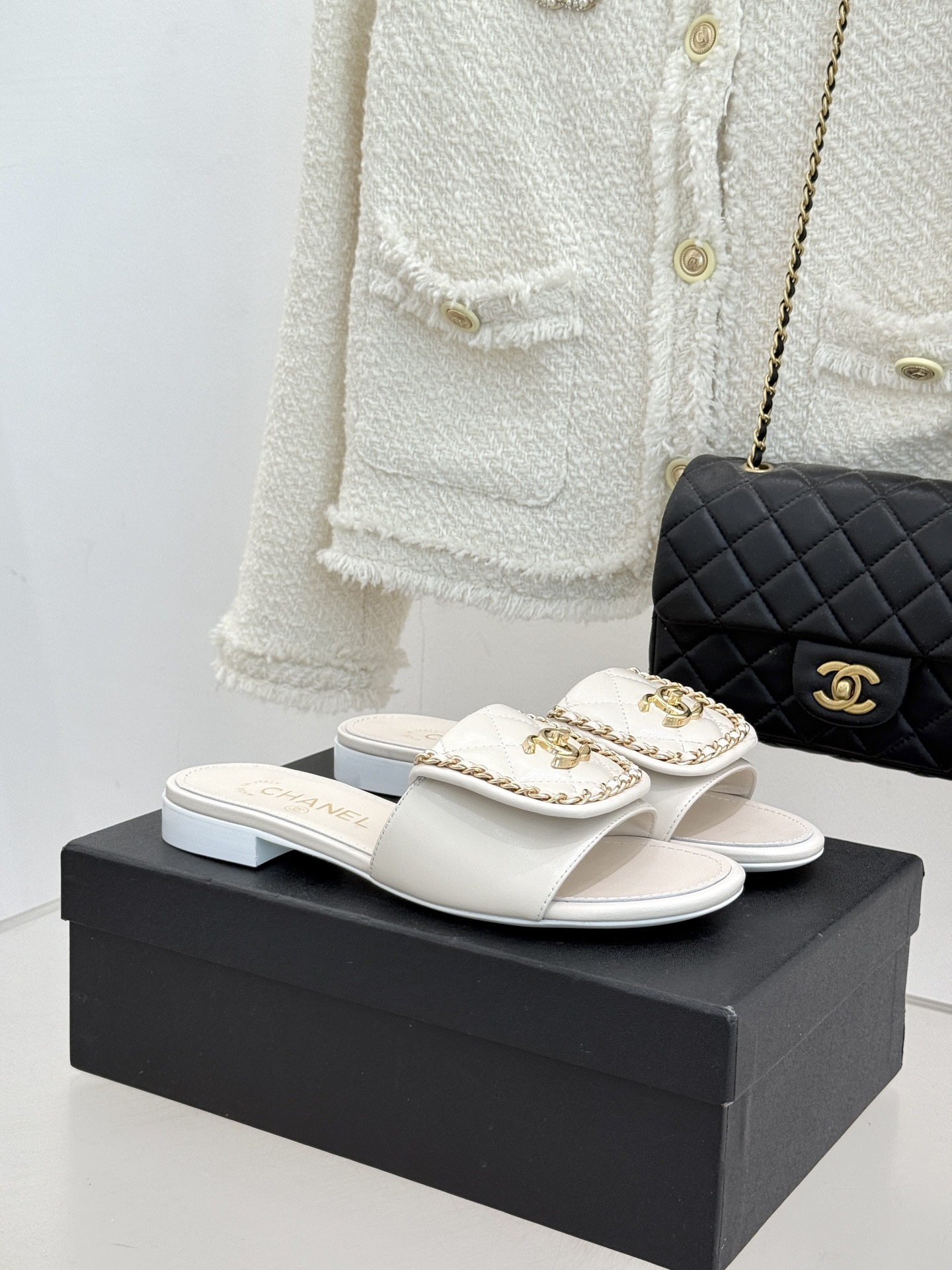 CHANE*｜小香经典春夏翻盖双C书包扣拖鞋经典永不过时 简约大气标志性翻盖双C书包扣搭配链条设计～显瘦