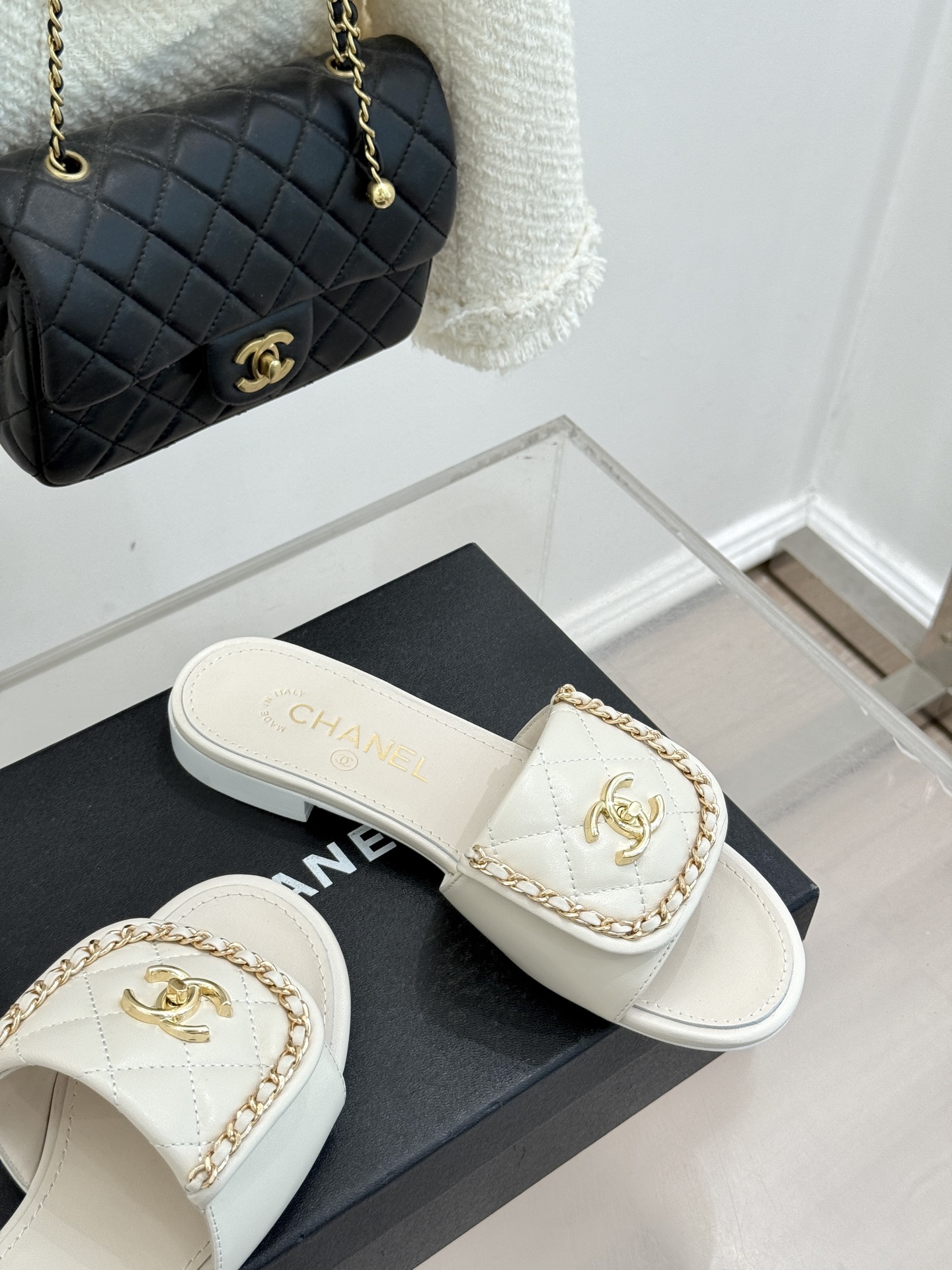 CHANE*｜小香经典春夏翻盖双C书包扣拖鞋经典永不过时 简约大气标志性翻盖双C书包扣搭配链条设计～显瘦