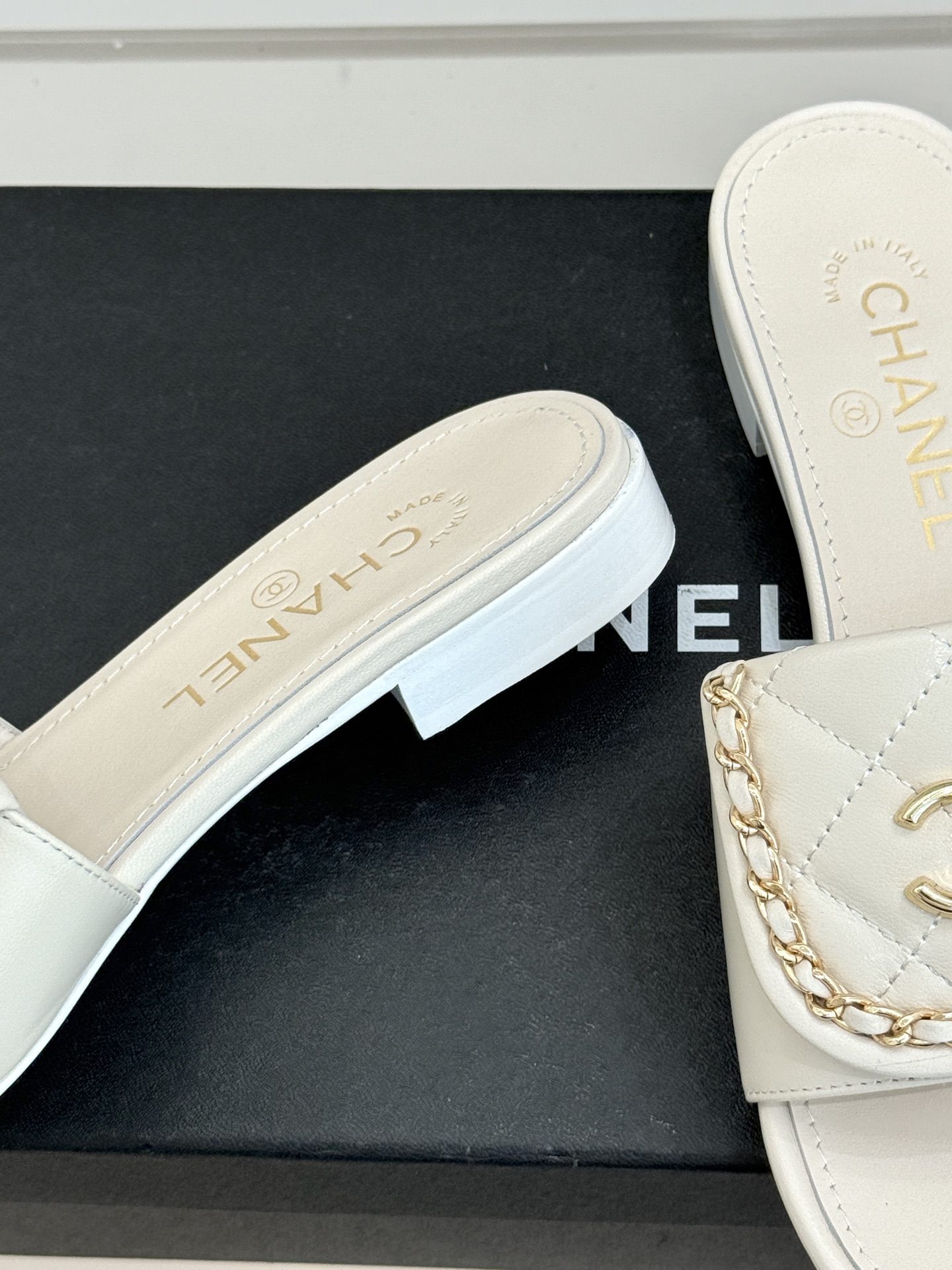 CHANE*｜小香经典春夏翻盖双C书包扣拖鞋经典永不过时 简约大气标志性翻盖双C书包扣搭配链条设计～显瘦