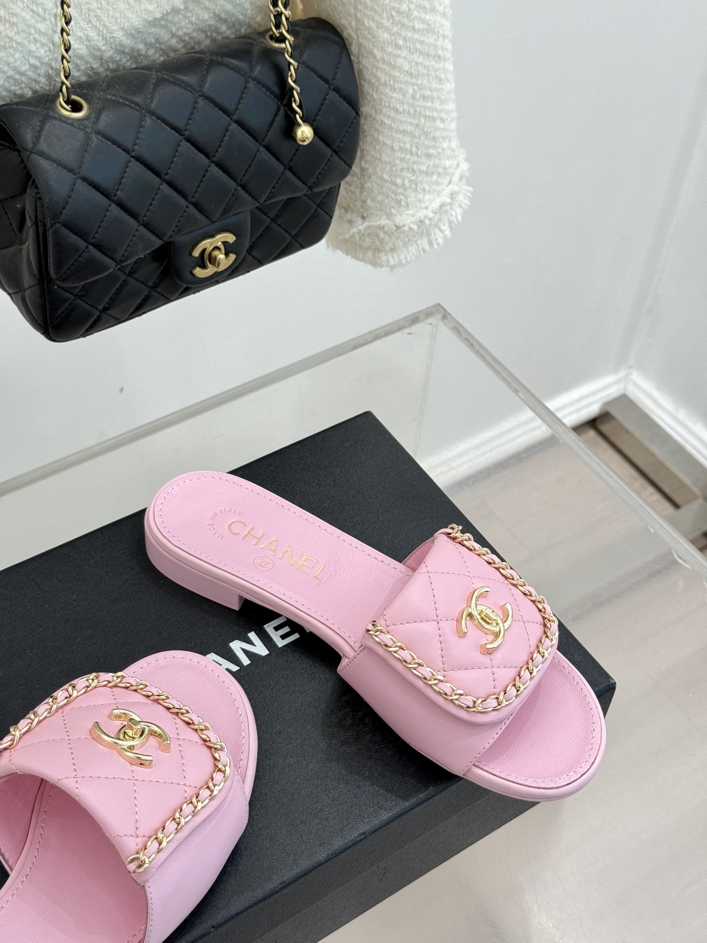 CHANE*｜小香经典春夏翻盖双C书包扣拖鞋经典永不过时 简约大气标志性翻盖双C书包扣搭配链条设计～显瘦