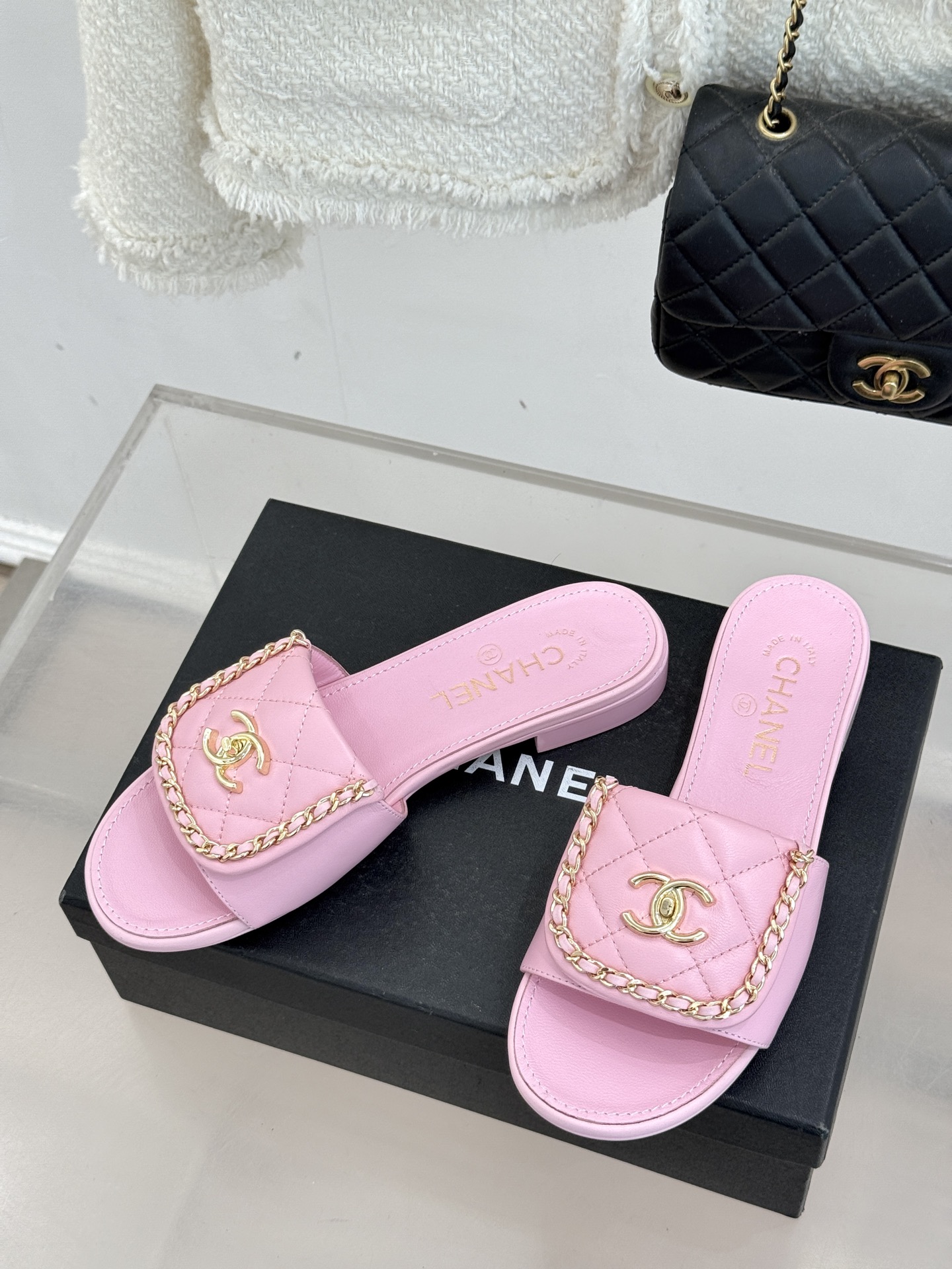 CHANE*｜小香经典春夏翻盖双C书包扣拖鞋经典永不过时 简约大气标志性翻盖双C书包扣搭配链条设计～显瘦