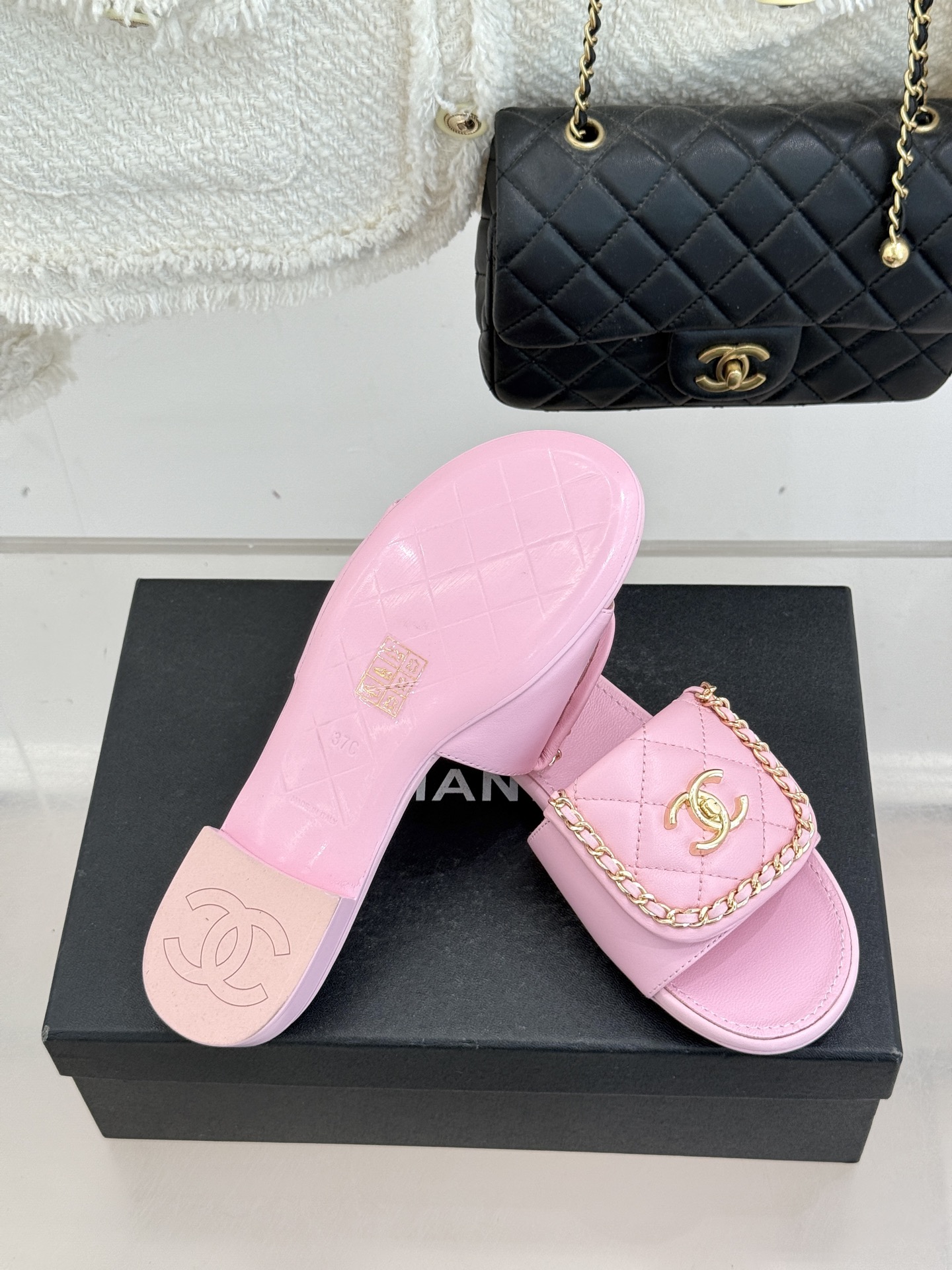 CHANE*｜小香经典春夏翻盖双C书包扣拖鞋经典永不过时 简约大气标志性翻盖双C书包扣搭配链条设计～显瘦