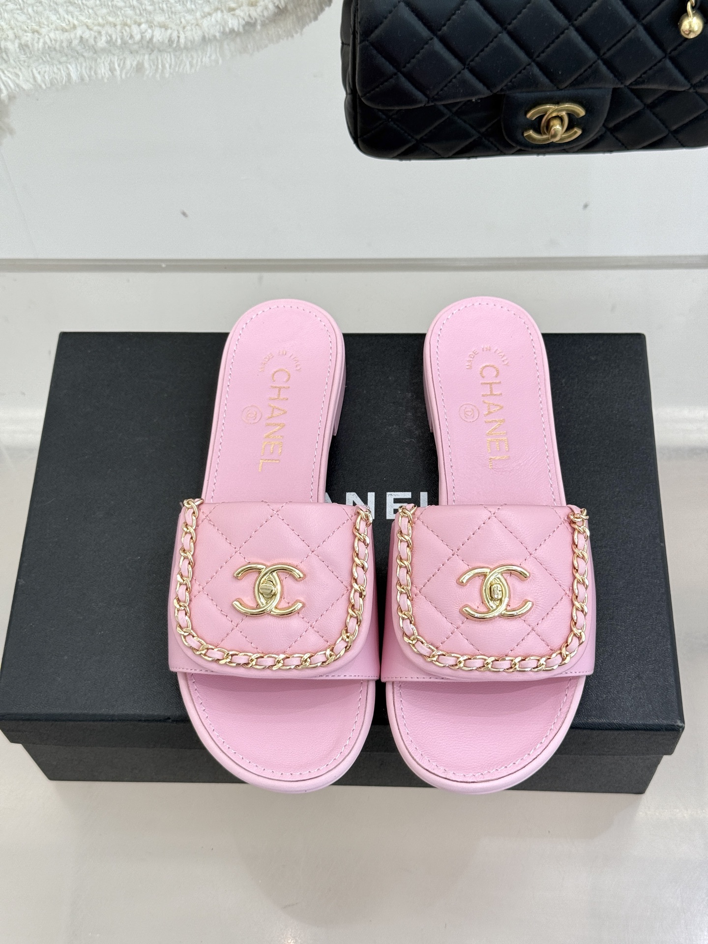 CHANE*｜小香经典春夏翻盖双C书包扣拖鞋经典永不过时 简约大气标志性翻盖双C书包扣搭配链条设计～显瘦