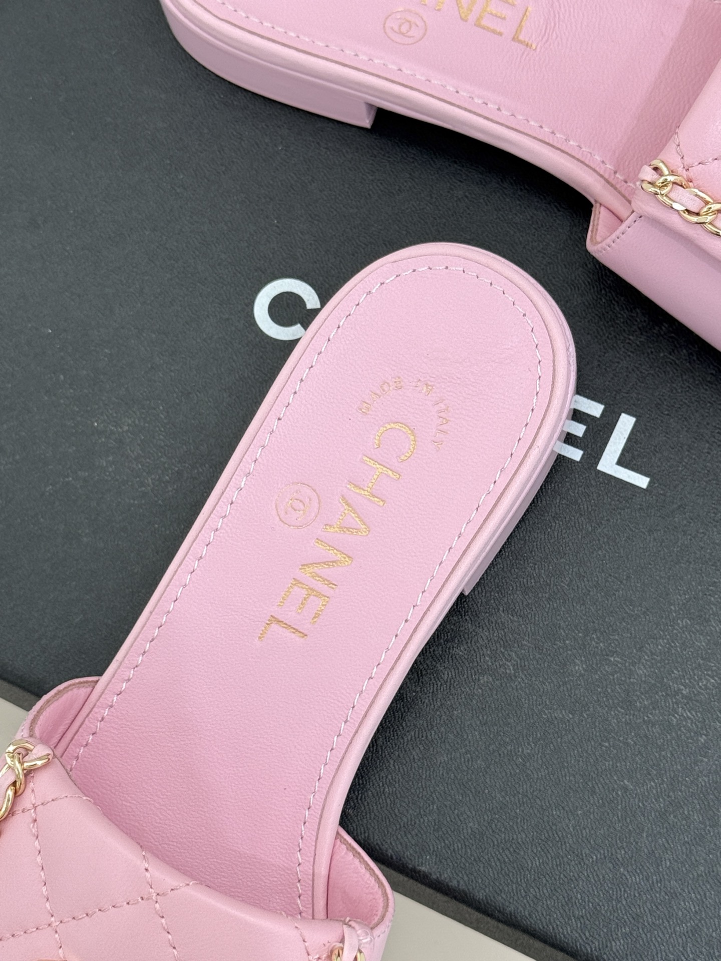 CHANE*｜小香经典春夏翻盖双C书包扣拖鞋经典永不过时 简约大气标志性翻盖双C书包扣搭配链条设计～显瘦