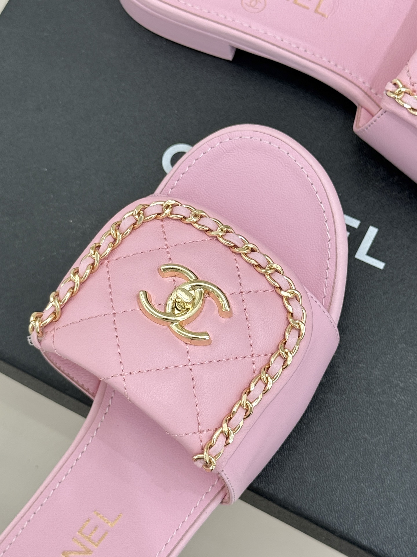 CHANE*｜小香经典春夏翻盖双C书包扣拖鞋经典永不过时 简约大气标志性翻盖双C书包扣搭配链条设计～显瘦