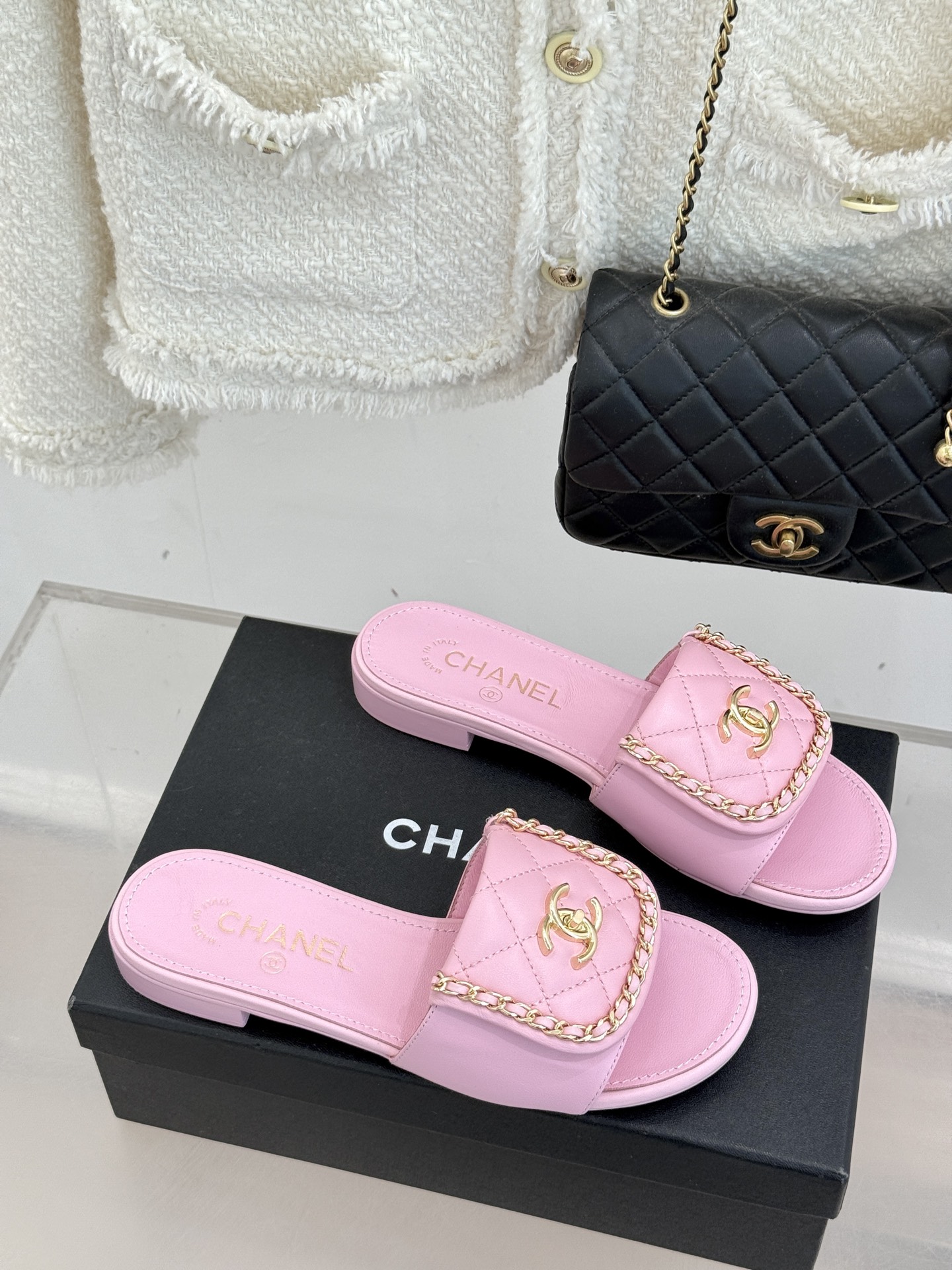 CHANE*｜小香经典春夏翻盖双C书包扣拖鞋经典永不过时 简约大气标志性翻盖双C书包扣搭配链条设计～显瘦