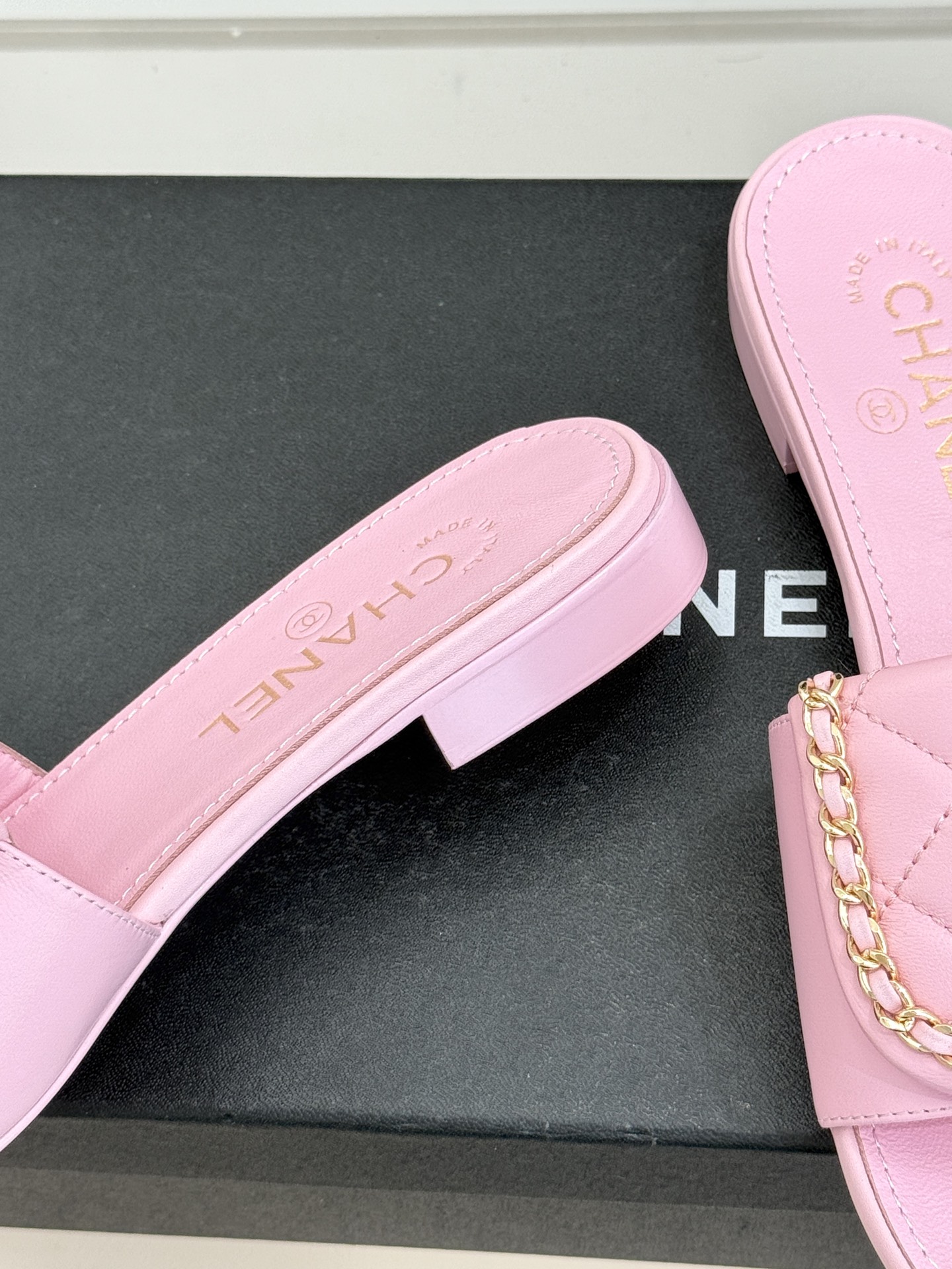 CHANE*｜小香经典春夏翻盖双C书包扣拖鞋经典永不过时 简约大气标志性翻盖双C书包扣搭配链条设计～显瘦