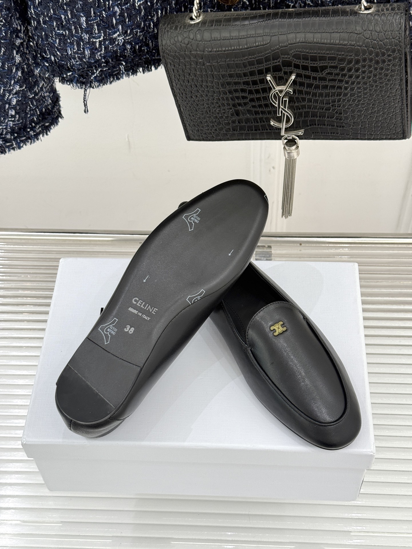 Celine/赛琳26WF新品凯旋门踩跟乐福鞋当巴黎左岸的慵懒腔调碰撞随性风潮这双乐福鞋以经典鞋型为骨 