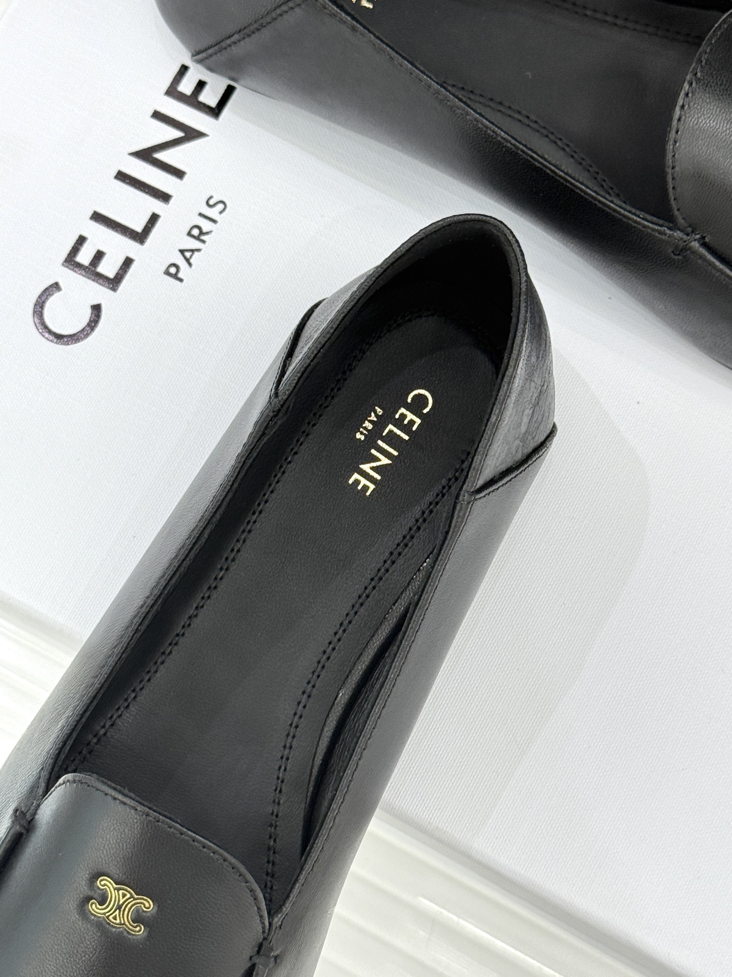 Celine/赛琳26WF新品凯旋门踩跟乐福鞋当巴黎左岸的慵懒腔调碰撞随性风潮这双乐福鞋以经典鞋型为骨 