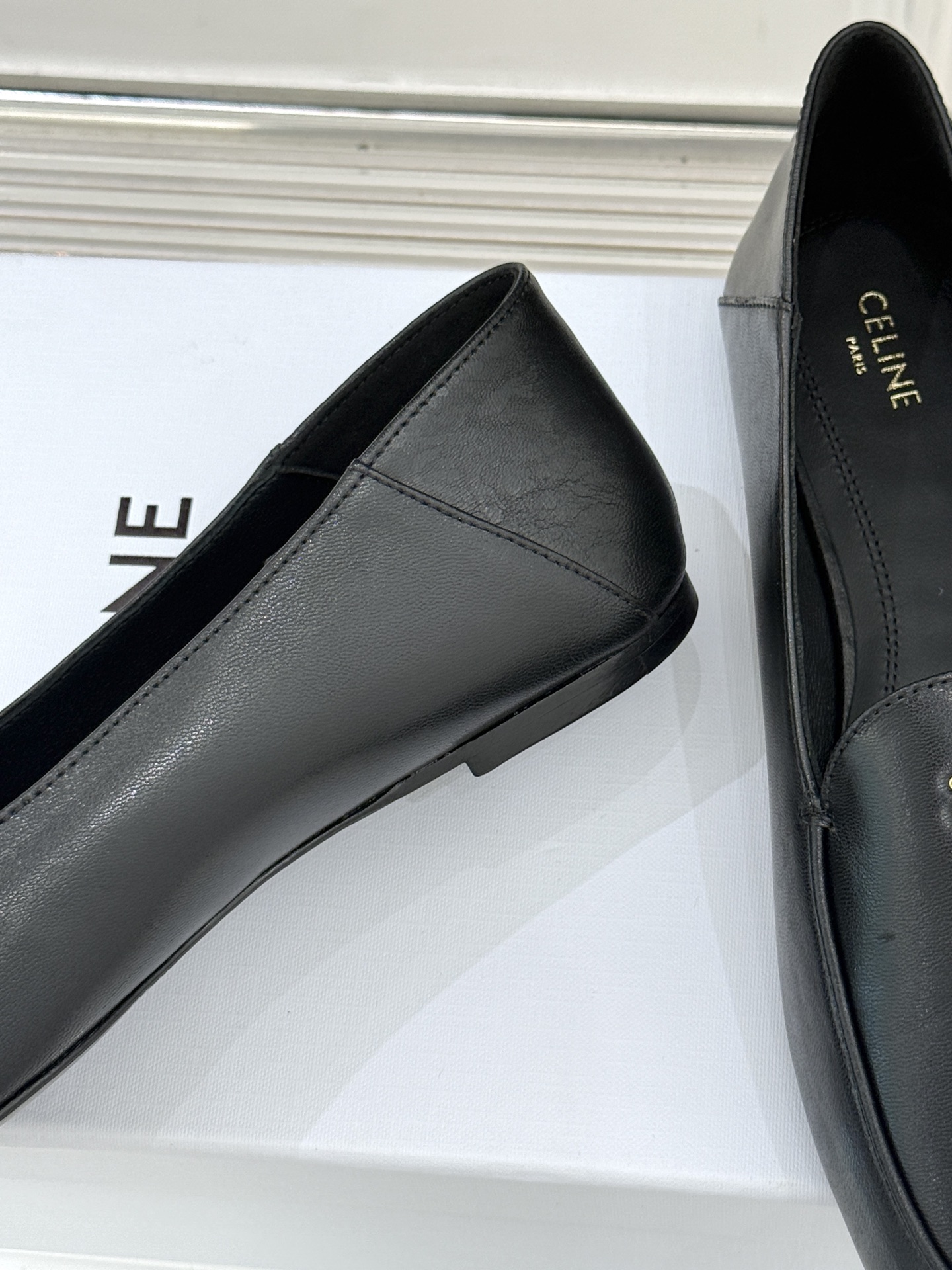 Celine/赛琳26WF新品凯旋门踩跟乐福鞋当巴黎左岸的慵懒腔调碰撞随性风潮这双乐福鞋以经典鞋型为骨 