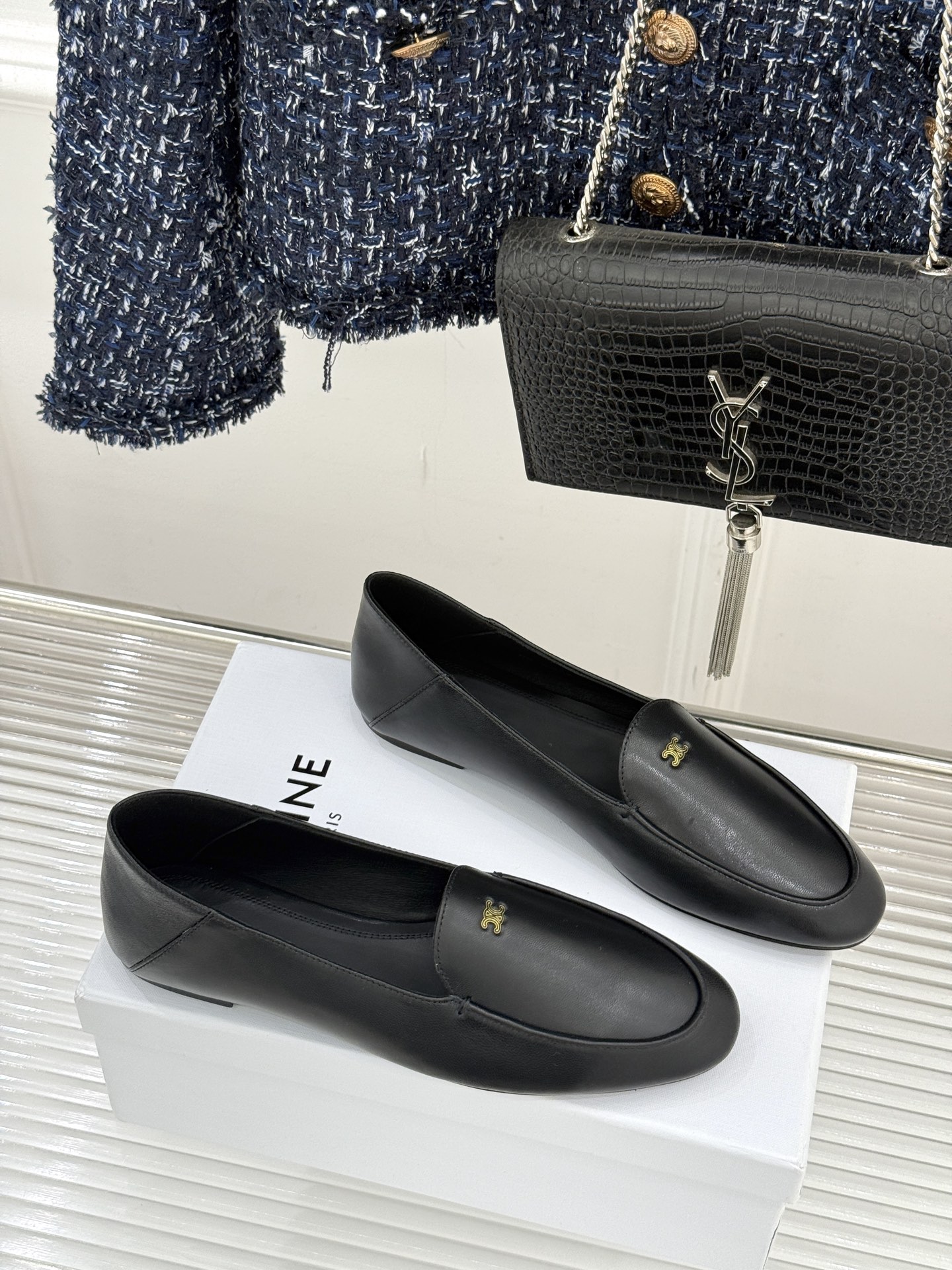 Celine/赛琳26WF新品凯旋门踩跟乐福鞋当巴黎左岸的慵懒腔调碰撞随性风潮这双乐福鞋以经典鞋型为骨 