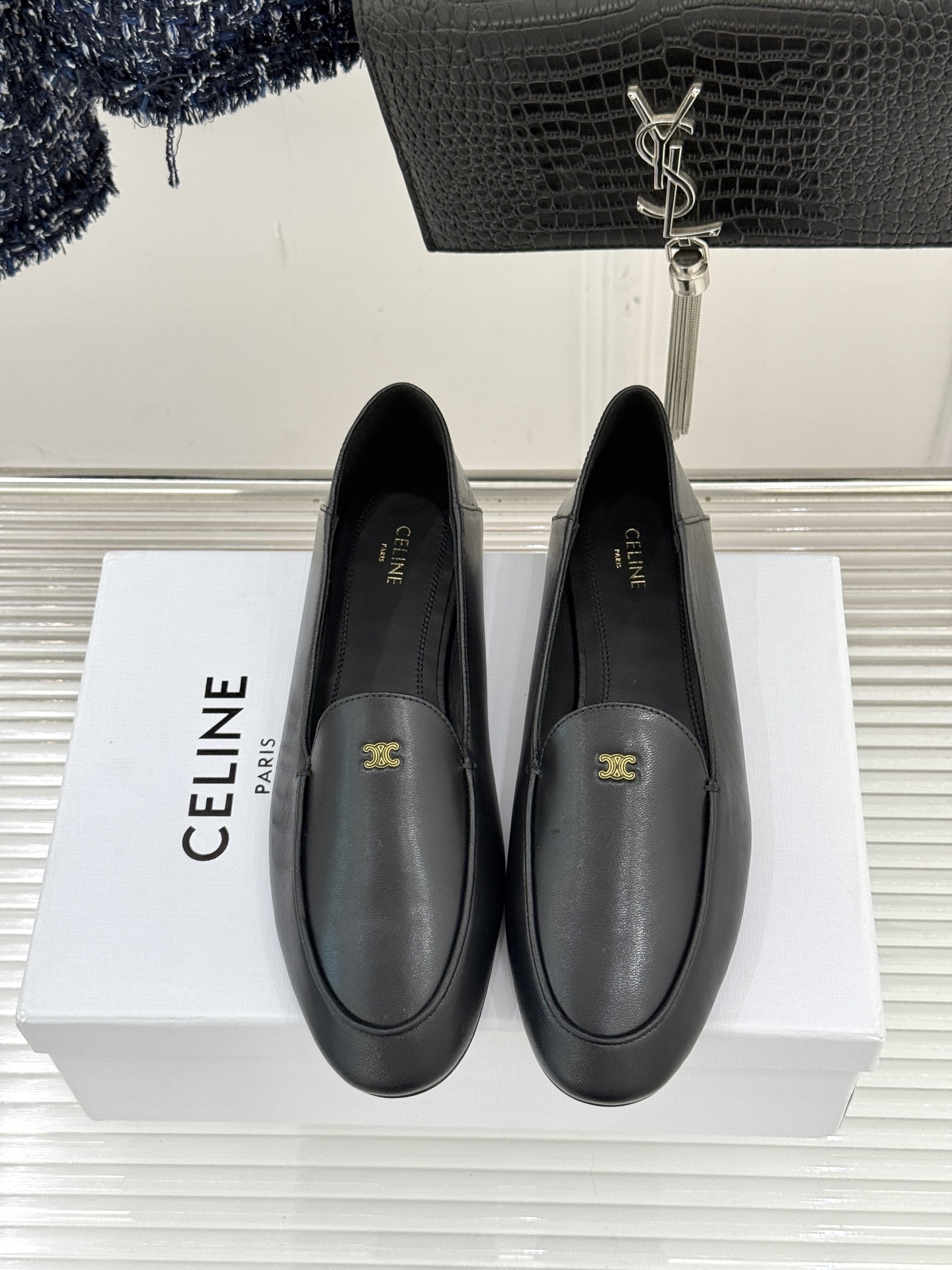 Celine/赛琳26WF新品凯旋门踩跟乐福鞋当巴黎左岸的慵懒腔调碰撞随性风潮这双乐福鞋以经典鞋型为骨 
