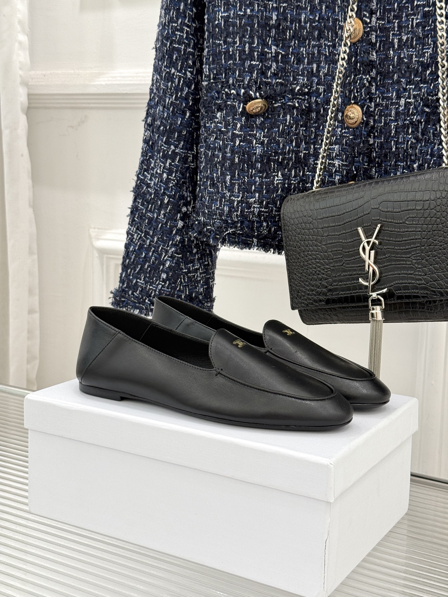 Celine/赛琳26WF新品凯旋门踩跟乐福鞋当巴黎左岸的慵懒腔调碰撞随性风潮这双乐福鞋以经典鞋型为骨 