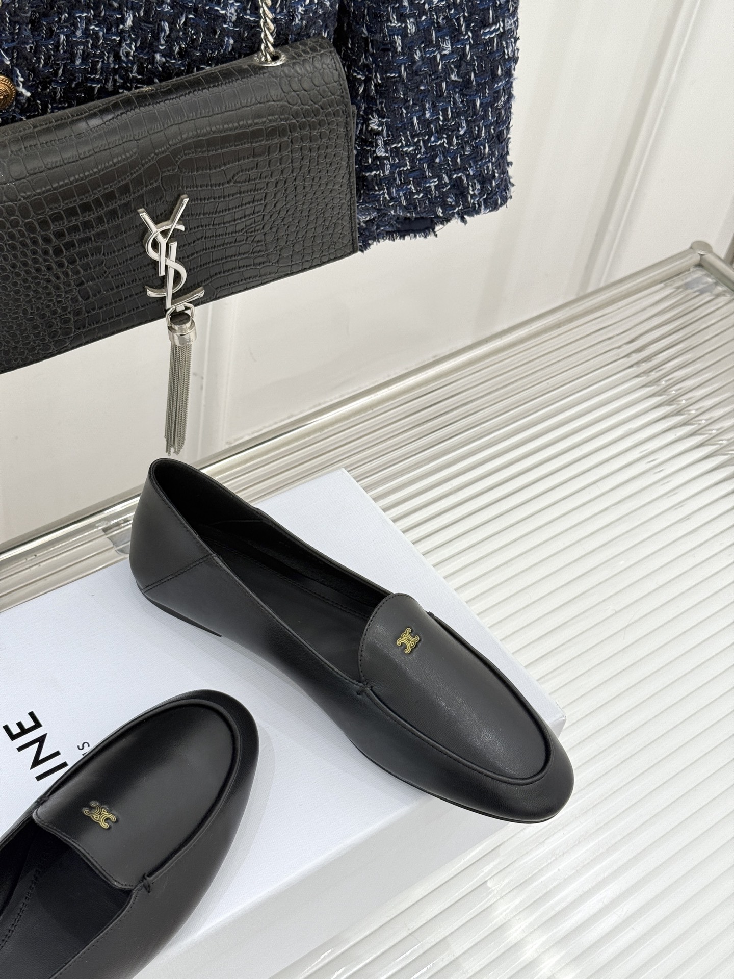 Celine/赛琳26WF新品凯旋门踩跟乐福鞋当巴黎左岸的慵懒腔调碰撞随性风潮这双乐福鞋以经典鞋型为骨 