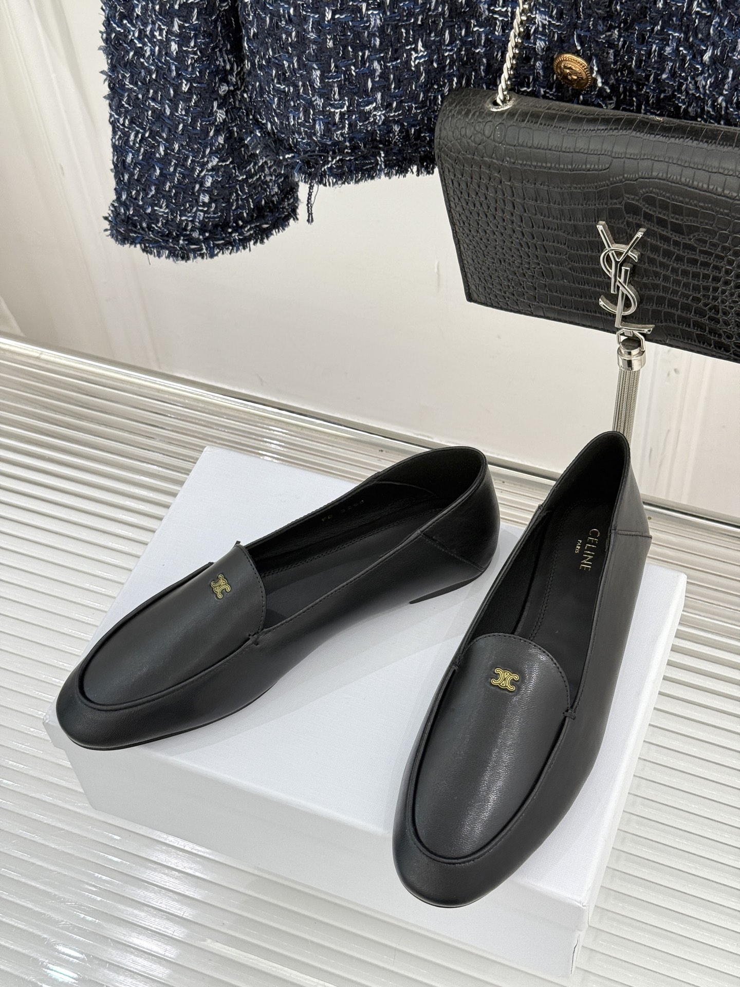 Celine/赛琳26WF新品凯旋门踩跟乐福鞋当巴黎左岸的慵懒腔调碰撞随性风潮这双乐福鞋以经典鞋型为骨 