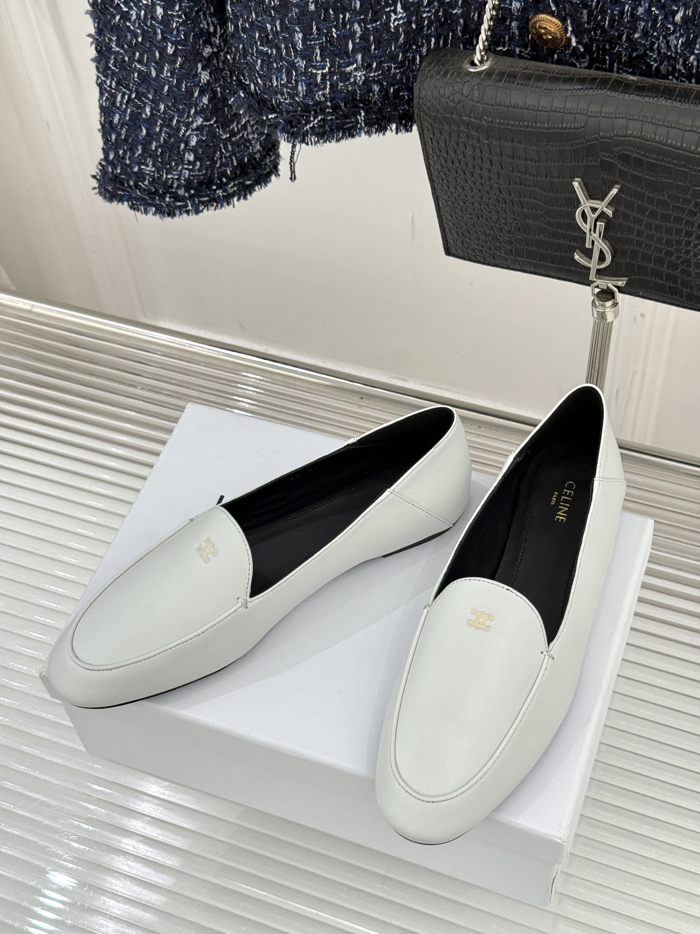 Celine/赛琳26WF新品凯旋门踩跟乐福鞋当巴黎左岸的慵懒腔调碰撞随性风潮这双乐福鞋以经典鞋型为骨 