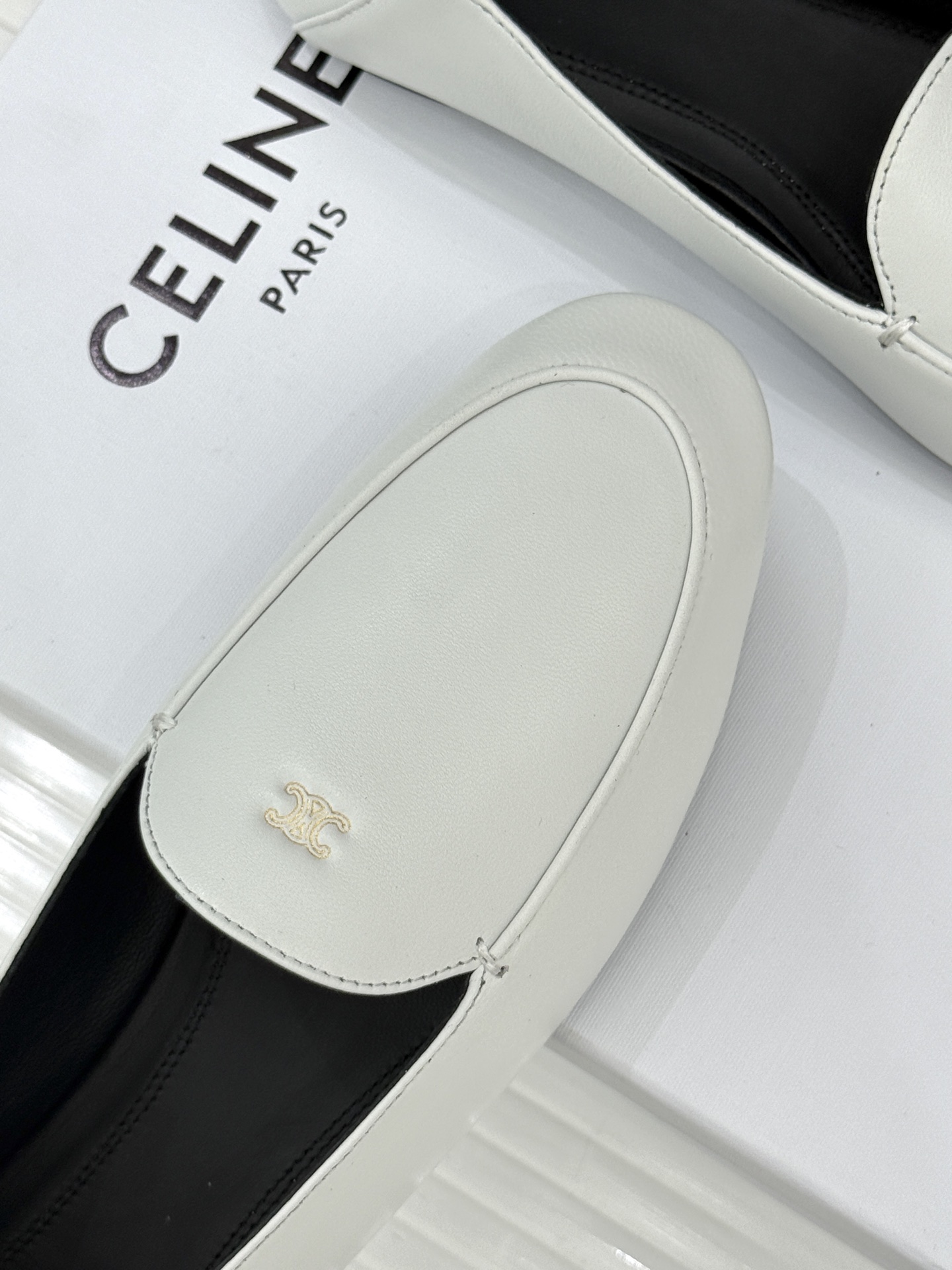 Celine/赛琳26WF新品凯旋门踩跟乐福鞋当巴黎左岸的慵懒腔调碰撞随性风潮这双乐福鞋以经典鞋型为骨 