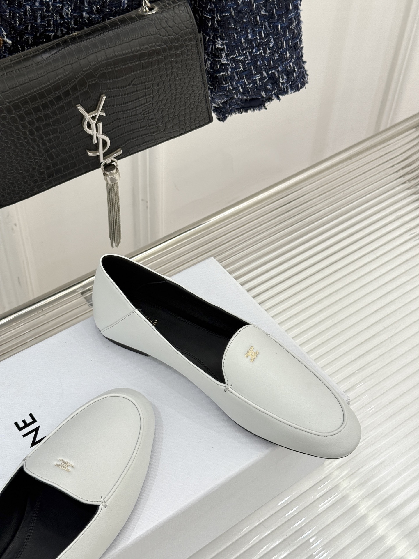 Celine/赛琳26WF新品凯旋门踩跟乐福鞋当巴黎左岸的慵懒腔调碰撞随性风潮这双乐福鞋以经典鞋型为骨 