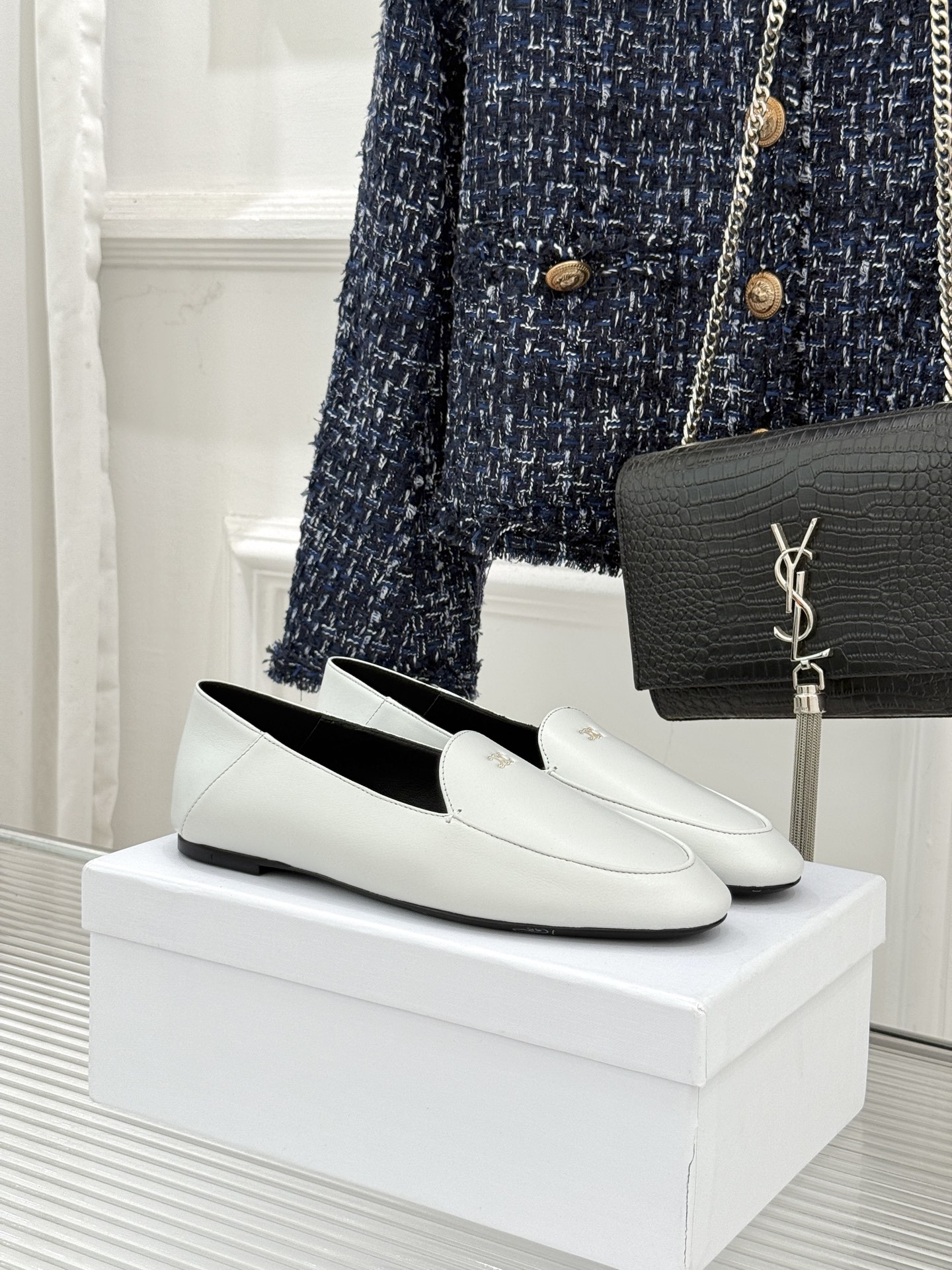 Celine/赛琳26WF新品凯旋门踩跟乐福鞋当巴黎左岸的慵懒腔调碰撞随性风潮这双乐福鞋以经典鞋型为骨 