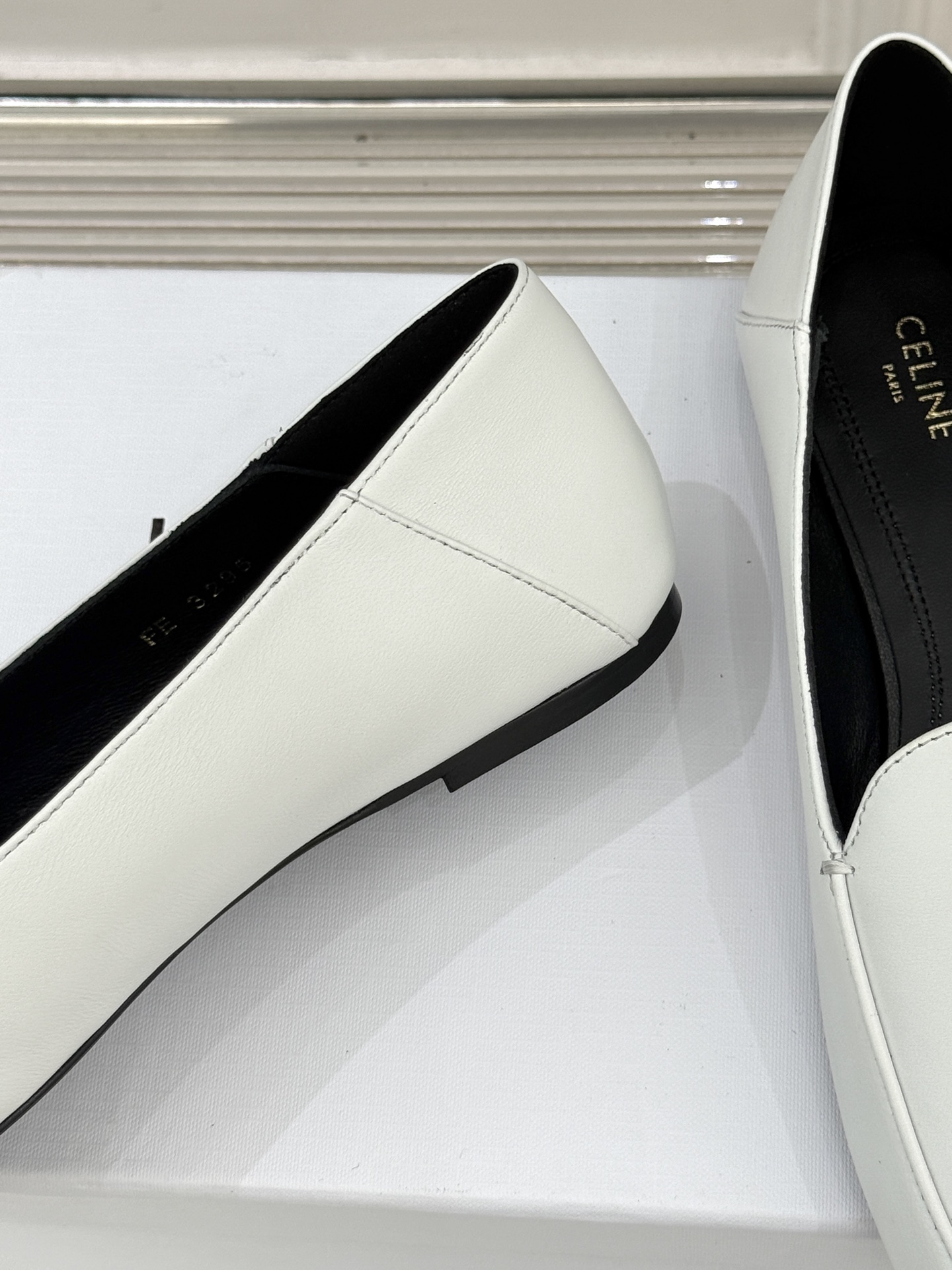 Celine/赛琳26WF新品凯旋门踩跟乐福鞋当巴黎左岸的慵懒腔调碰撞随性风潮这双乐福鞋以经典鞋型为骨 