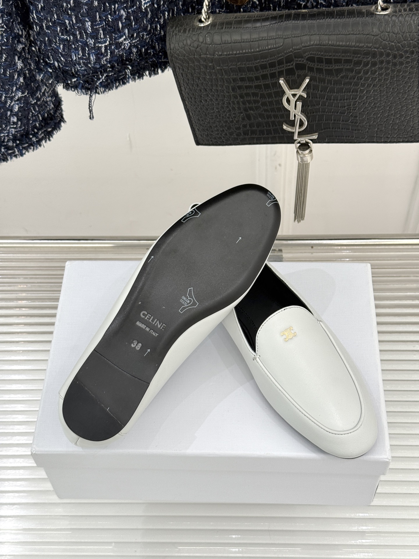 Celine/赛琳26WF新品凯旋门踩跟乐福鞋当巴黎左岸的慵懒腔调碰撞随性风潮这双乐福鞋以经典鞋型为骨 