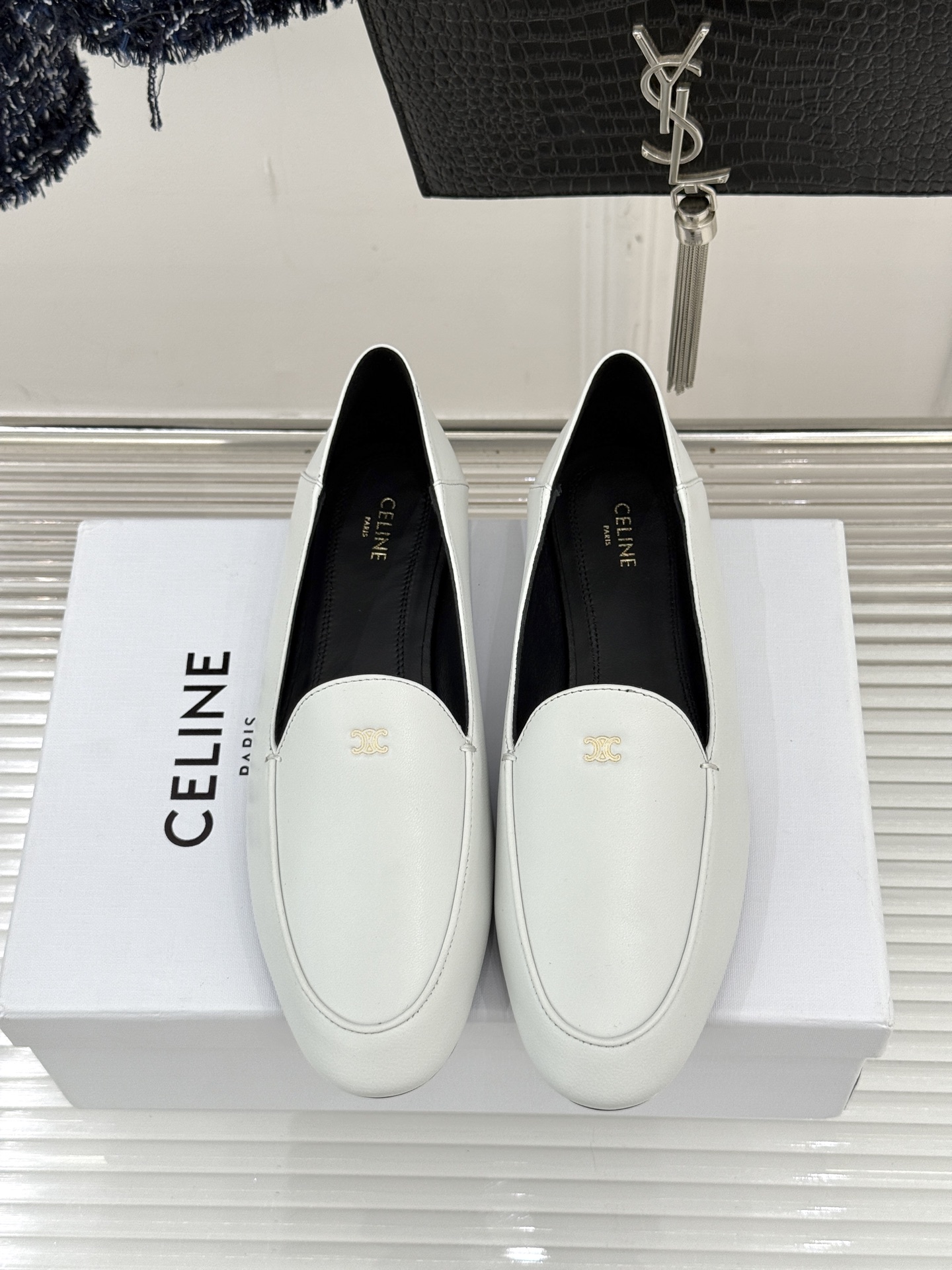 Celine/赛琳26WF新品凯旋门踩跟乐福鞋当巴黎左岸的慵懒腔调碰撞随性风潮这双乐福鞋以经典鞋型为骨 