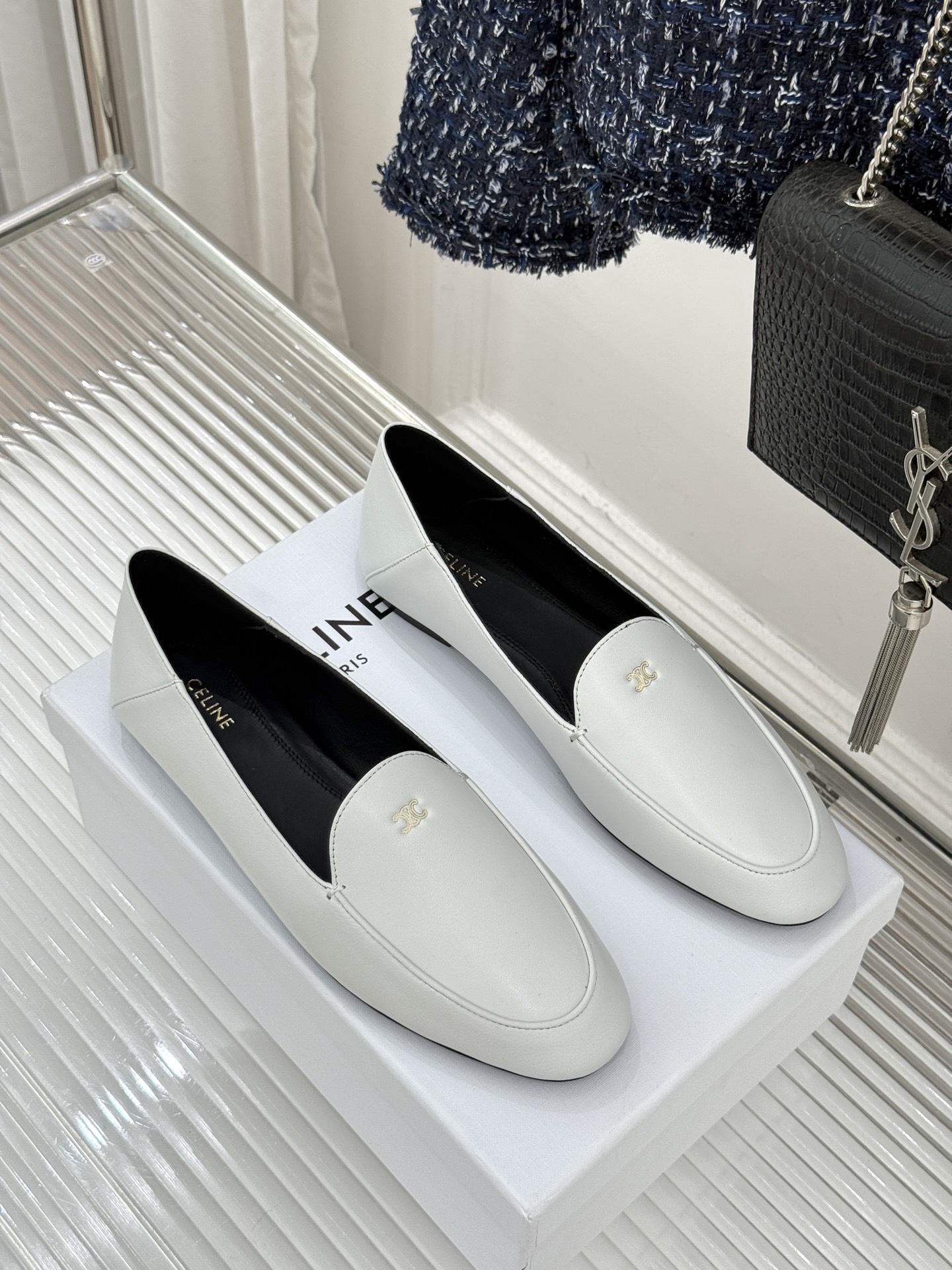 Celine/赛琳26WF新品凯旋门踩跟乐福鞋当巴黎左岸的慵懒腔调碰撞随性风潮这双乐福鞋以经典鞋型为骨 