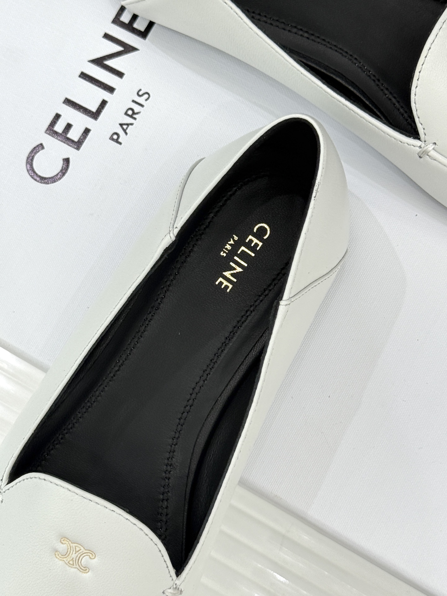 Celine/赛琳26WF新品凯旋门踩跟乐福鞋当巴黎左岸的慵懒腔调碰撞随性风潮这双乐福鞋以经典鞋型为骨 