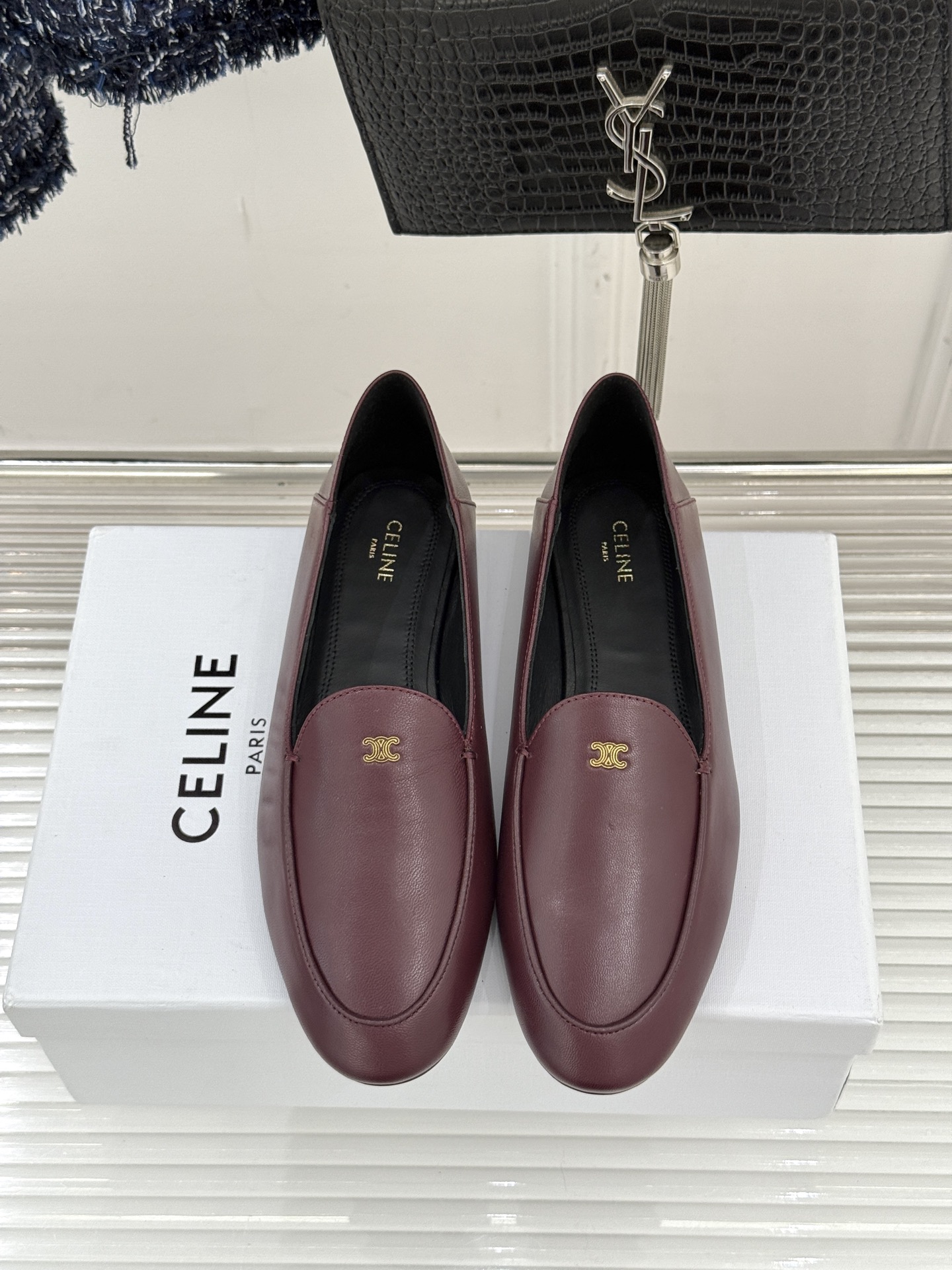 Celine/赛琳26WF新品凯旋门踩跟乐福鞋当巴黎左岸的慵懒腔调碰撞随性风潮这双乐福鞋以经典鞋型为骨 