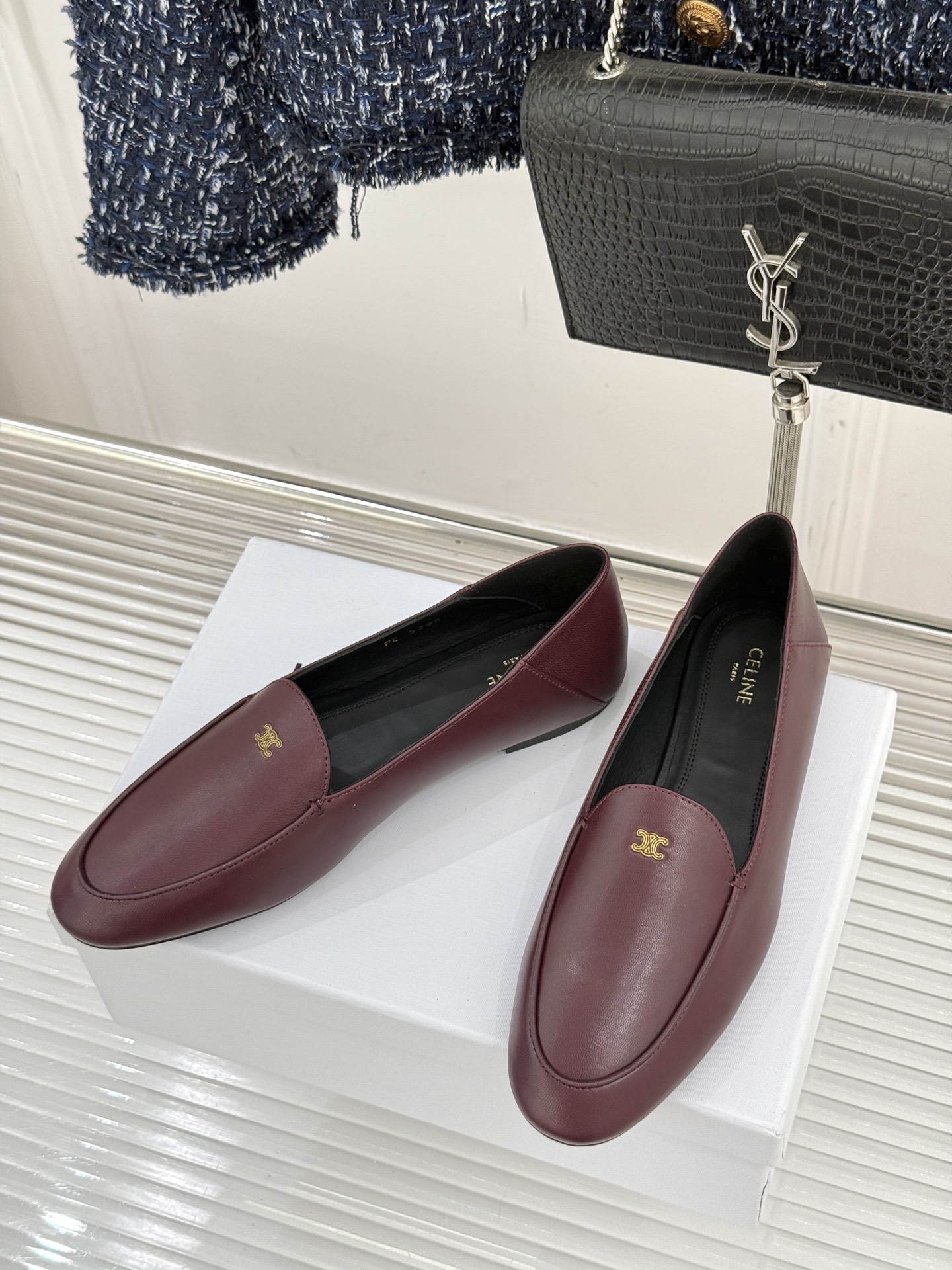 Celine/赛琳26WF新品凯旋门踩跟乐福鞋当巴黎左岸的慵懒腔调碰撞随性风潮这双乐福鞋以经典鞋型为骨 