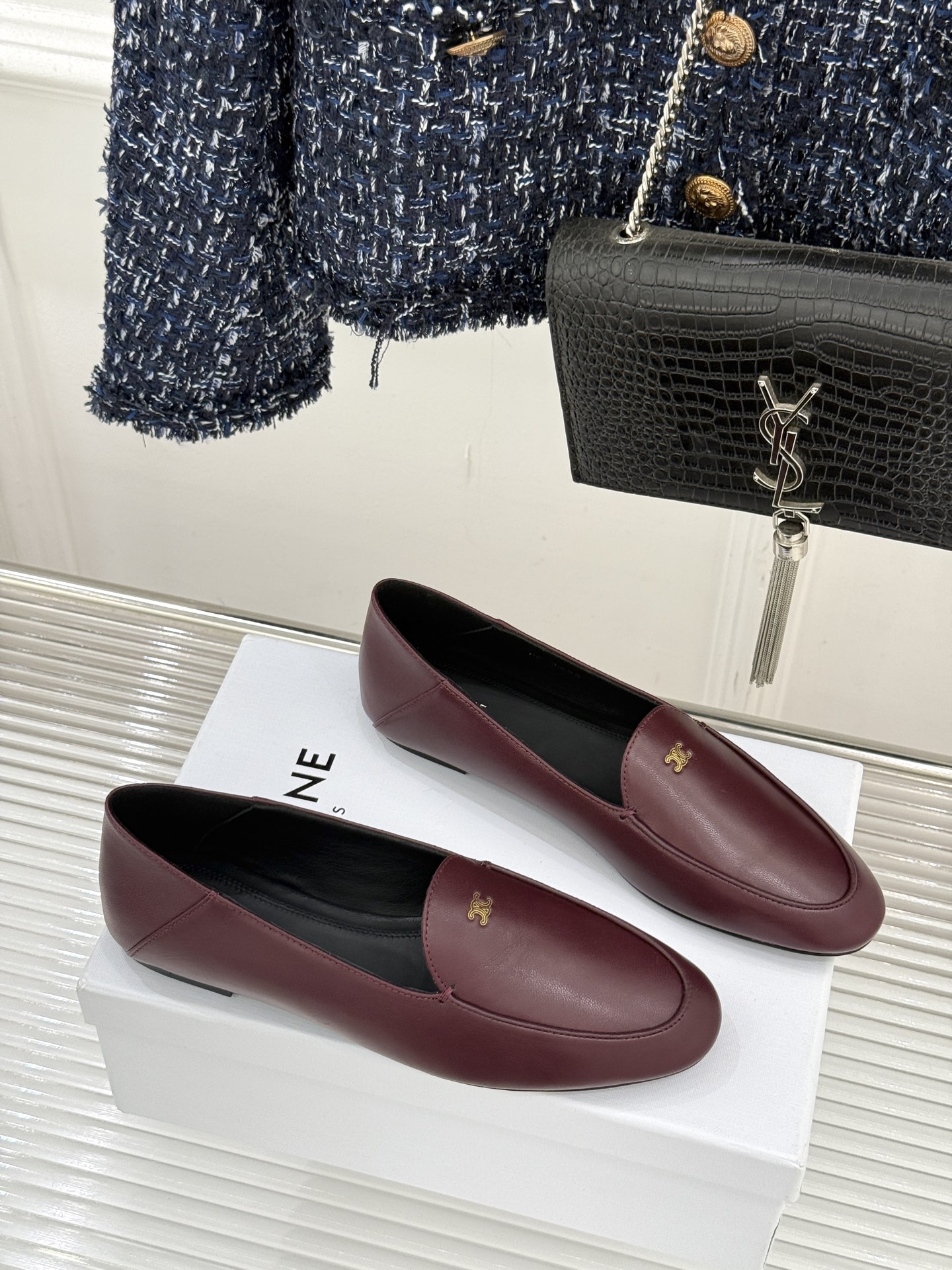 Celine/赛琳26WF新品凯旋门踩跟乐福鞋当巴黎左岸的慵懒腔调碰撞随性风潮这双乐福鞋以经典鞋型为骨 